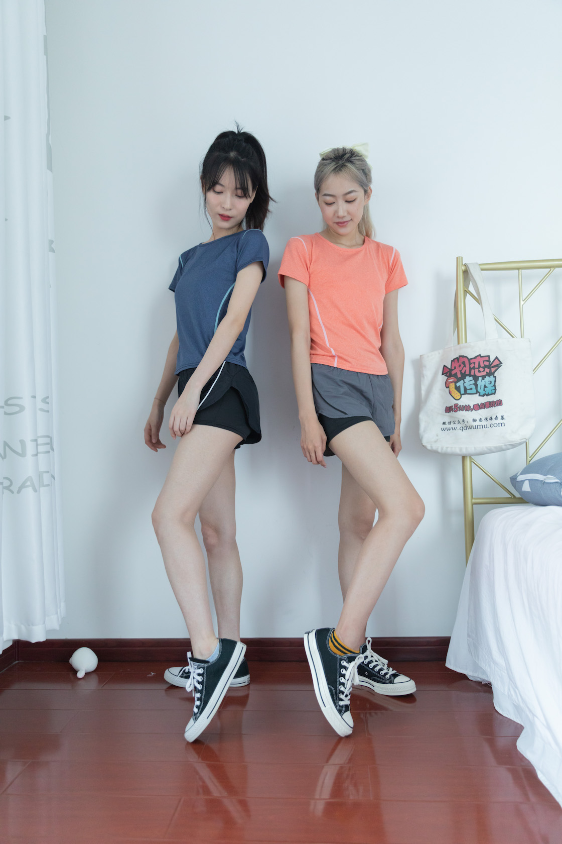 资讯|物恋传媒 – NO.818期 《猫耳&小鹿》 匡威帆布鞋,蓝色棉袜,黄色棉袜,裸足