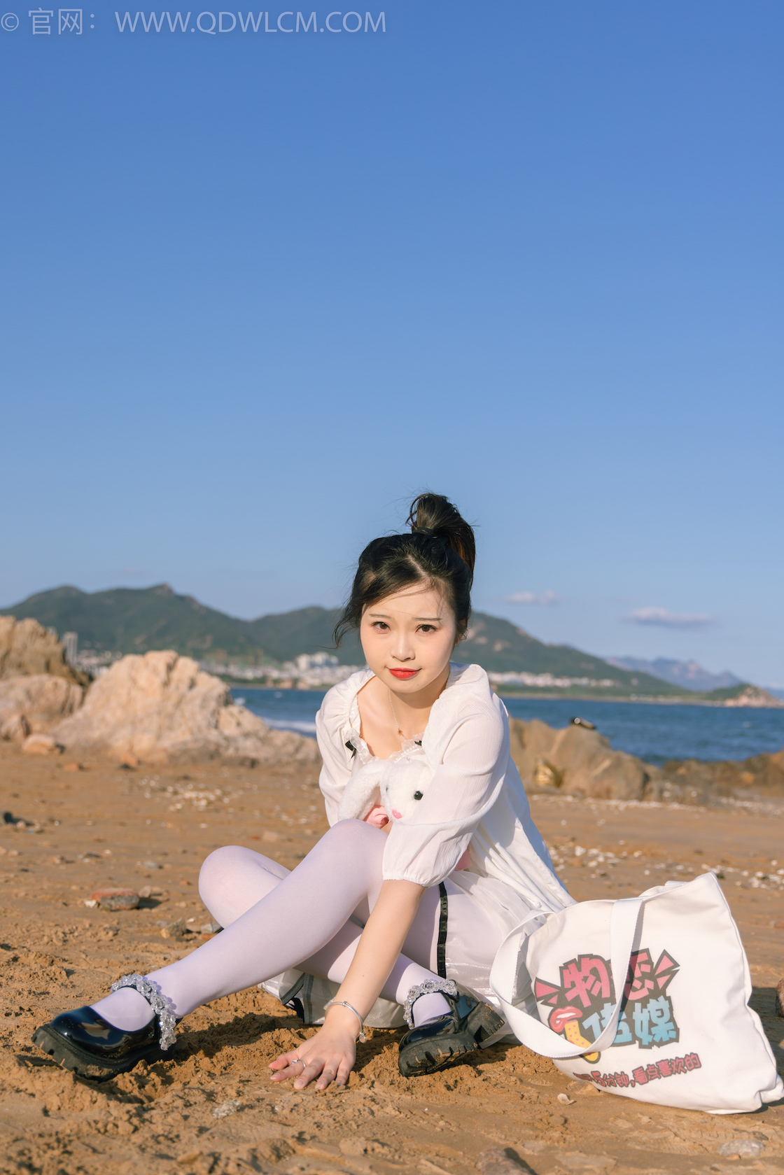 资讯|物恋传媒 – NO.1828期 《挽挽》 黑皮鞋,厚白丝,沙滩走路剧情