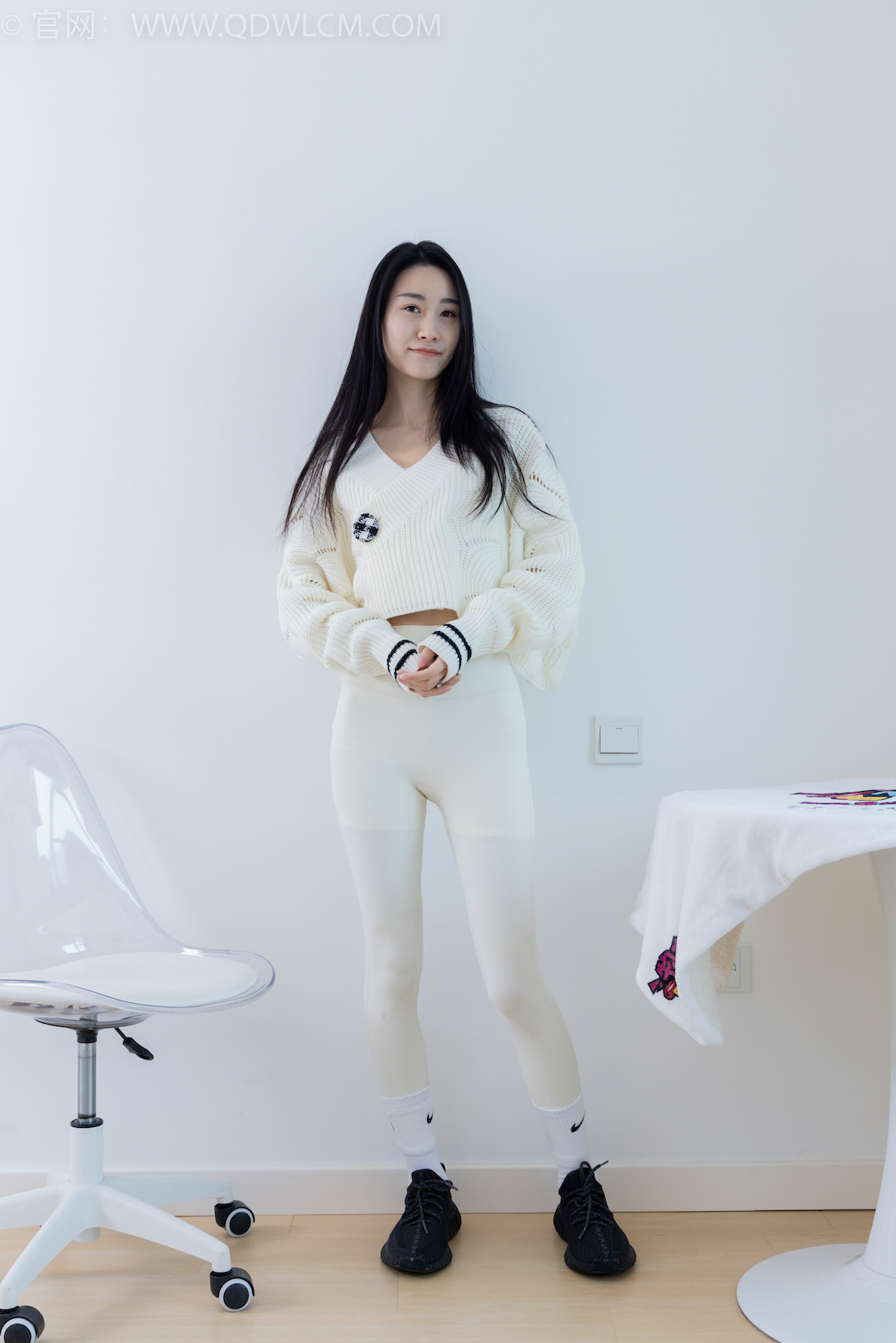 资讯|物恋传媒 – NO.1900期 《果汁》 运动鞋,白棉袜,裸足,瑜伽裤