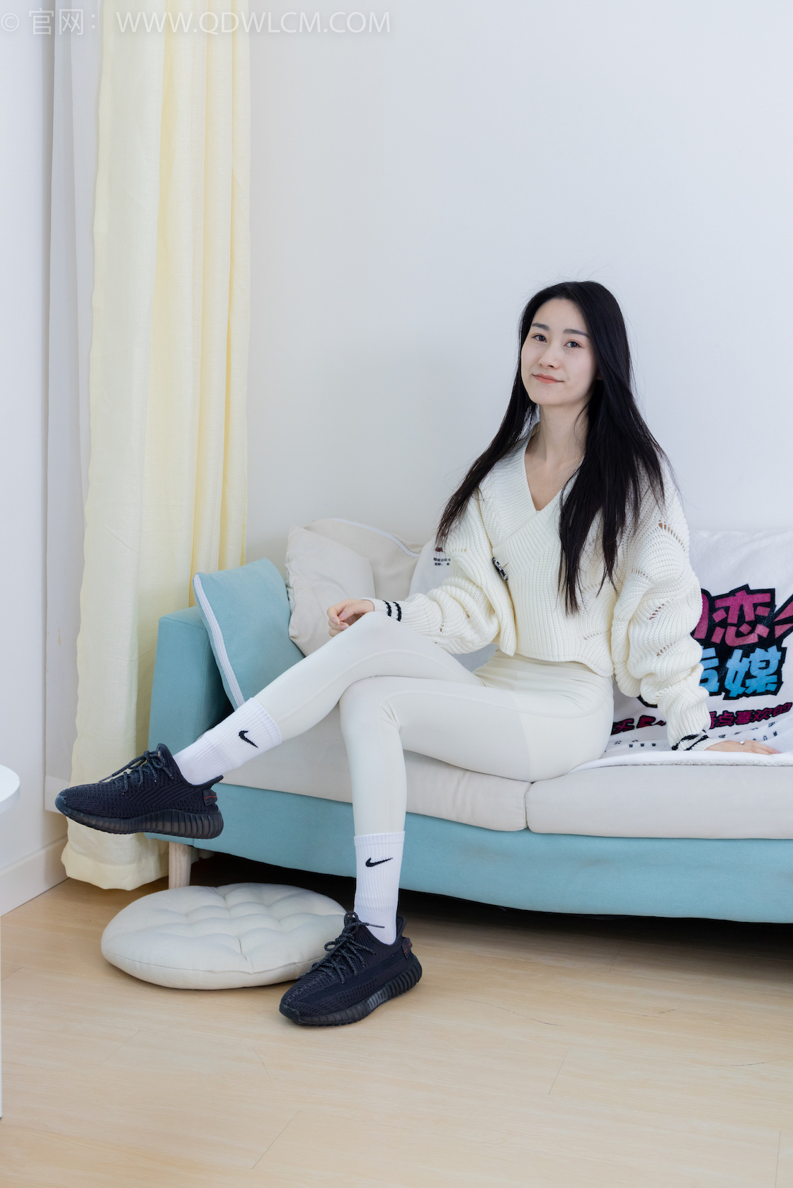 资讯|物恋传媒 – NO.1900期 《果汁》 运动鞋,白棉袜,裸足,瑜伽裤
