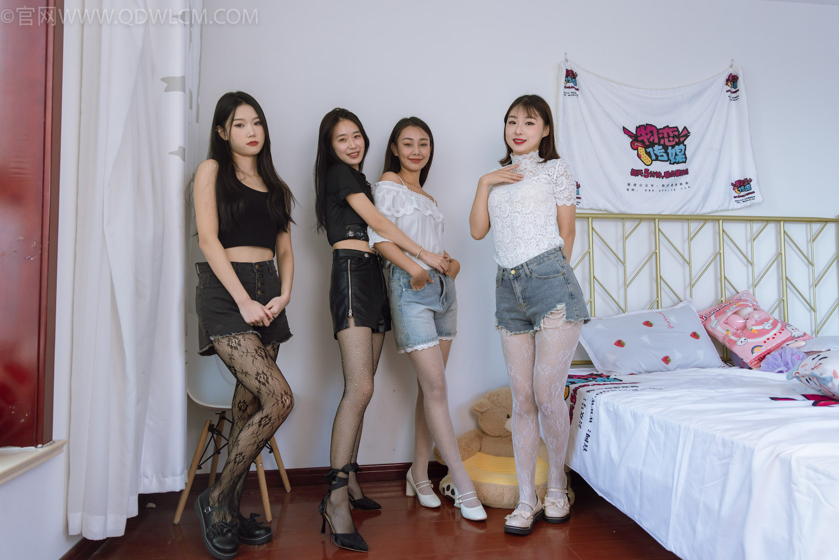 资讯|物恋传媒 – NO.1433期 《菜菜小竹岚岚月心》 制服,高跟鞋,黑丝,白丝,肉丝,网袜,图片包含大量脚对脚等互动