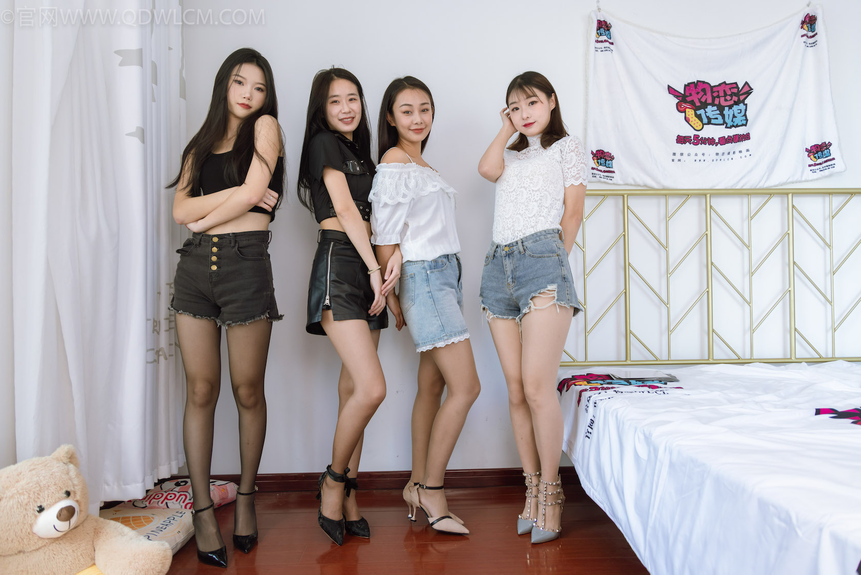 资讯|物恋传媒 – NO.1433期 《菜菜小竹岚岚月心》 制服,高跟鞋,黑丝,白丝,肉丝,网袜,图片包含大量脚对脚等互动