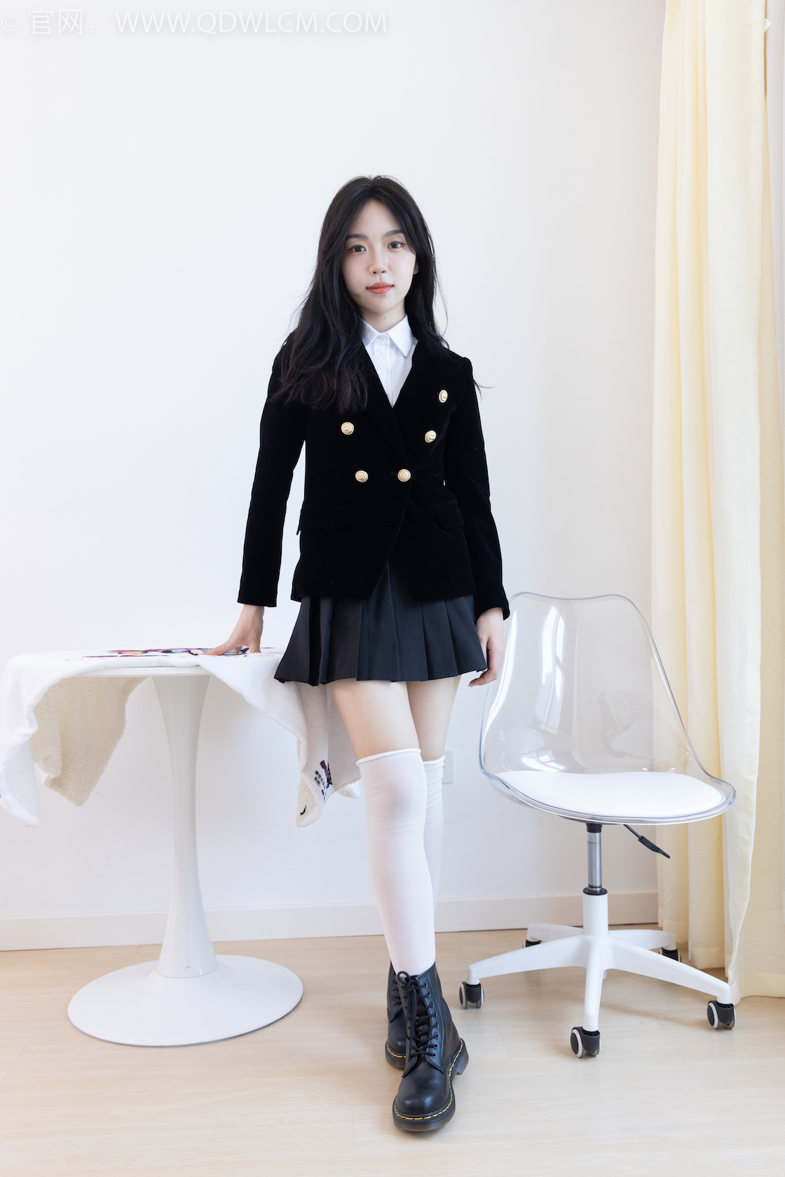 资讯|物恋传媒 – NO.2024期 《纱纱》 马丁靴,自然穿脏白长筒棉袜,大量模拟脚趾夹东西动作