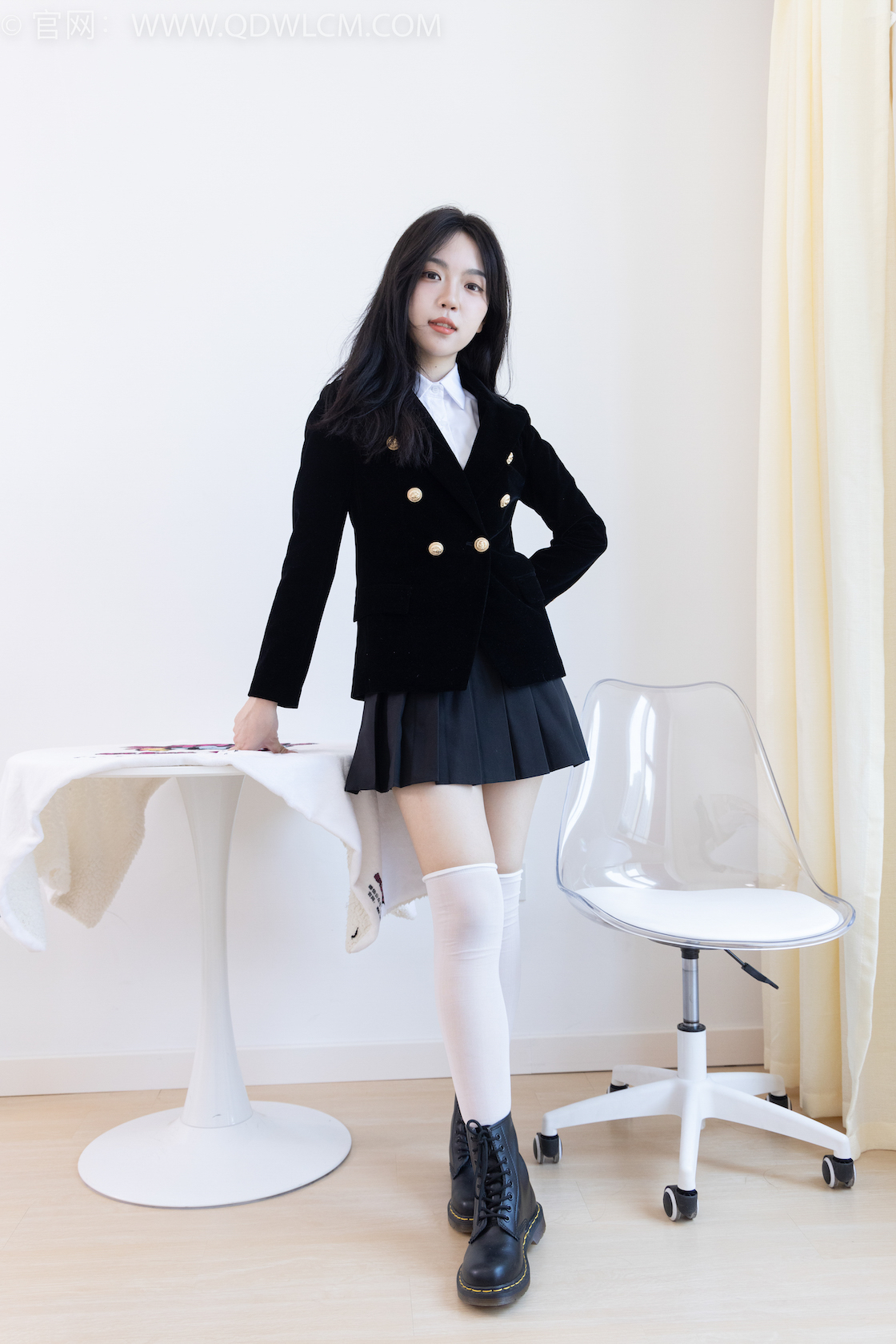 资讯|物恋传媒 – NO.2024期 《纱纱》 马丁靴,自然穿脏白长筒棉袜,大量模拟脚趾夹东西动作