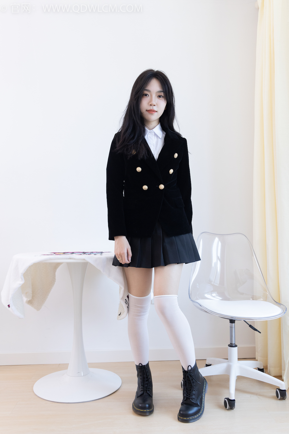 资讯|物恋传媒 – NO.2024期 《纱纱》 马丁靴,自然穿脏白长筒棉袜,大量模拟脚趾夹东西动作