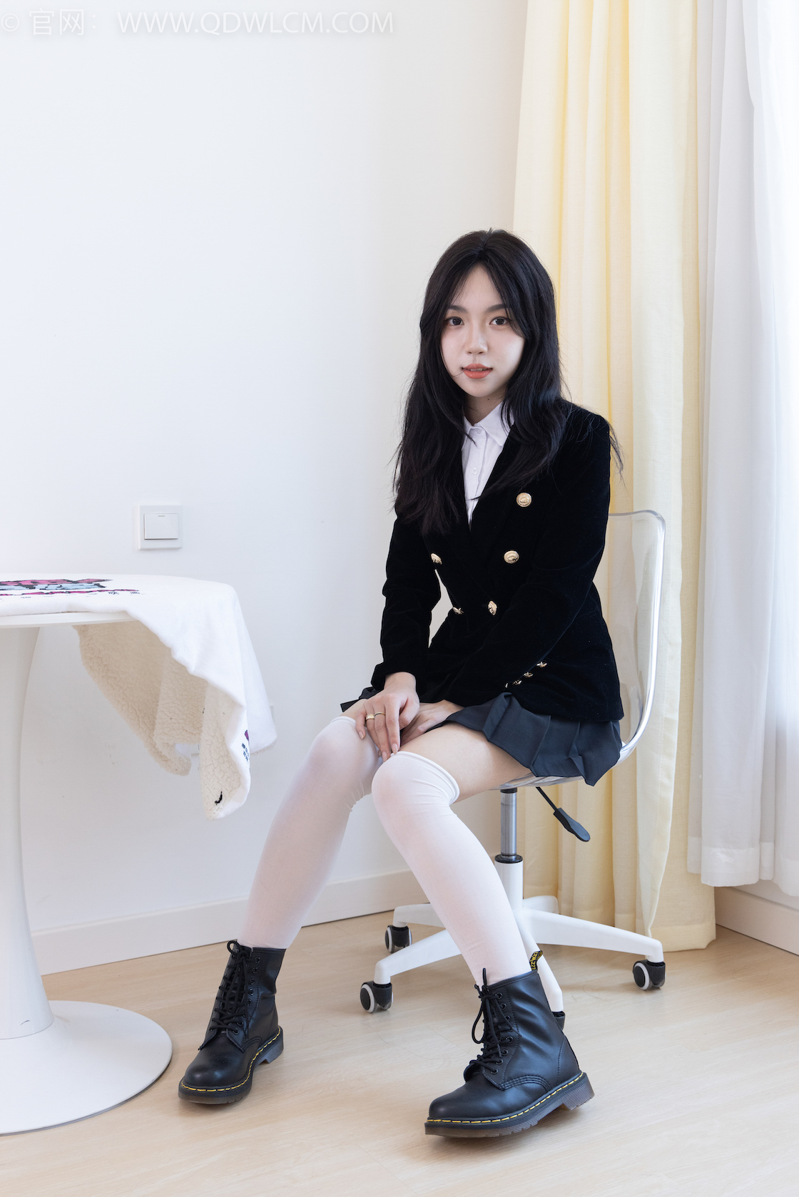 资讯|物恋传媒 – NO.2024期 《纱纱》 马丁靴,自然穿脏白长筒棉袜,大量模拟脚趾夹东西动作