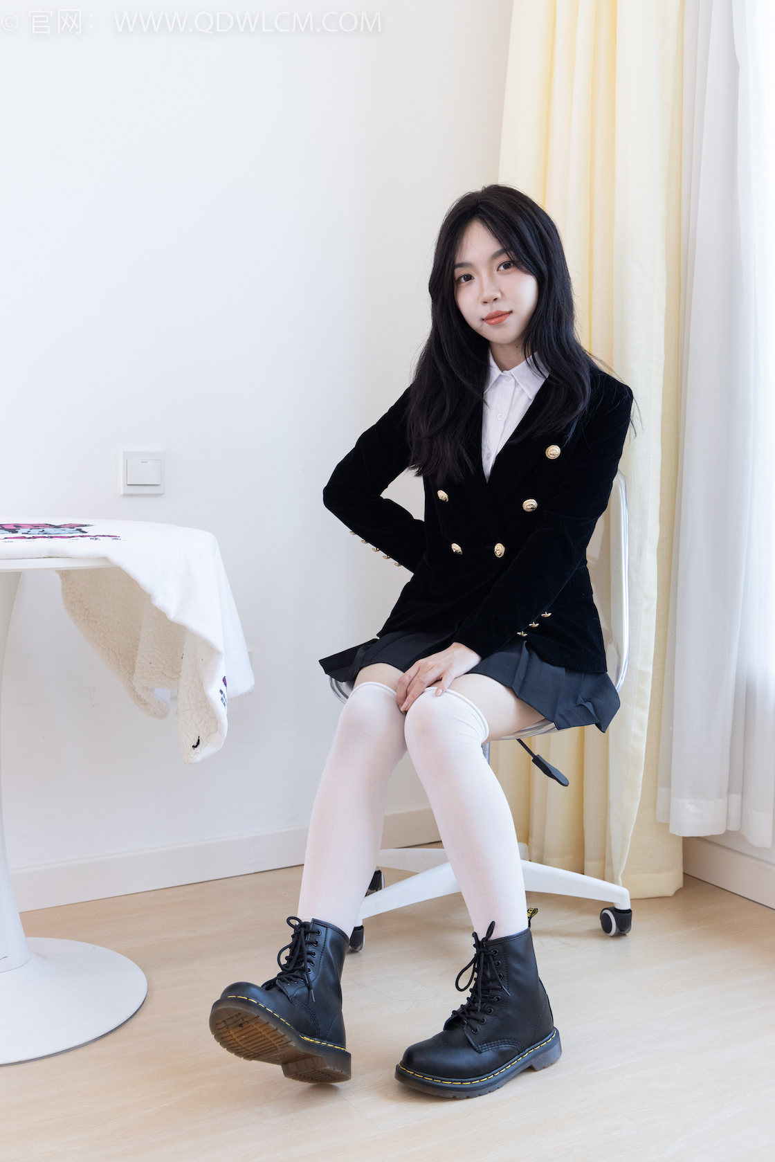 资讯|物恋传媒 – NO.2024期 《纱纱》 马丁靴,自然穿脏白长筒棉袜,大量模拟脚趾夹东西动作