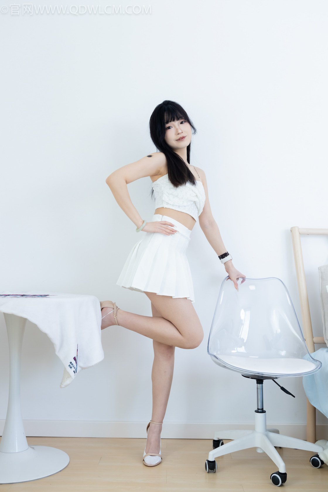 资讯|物恋传媒 – NO.2325期 《嘟嘟》 透明高跟鞋,高跟凉鞋,白船袜,裸足,物恋传媒,物恋摄影映画