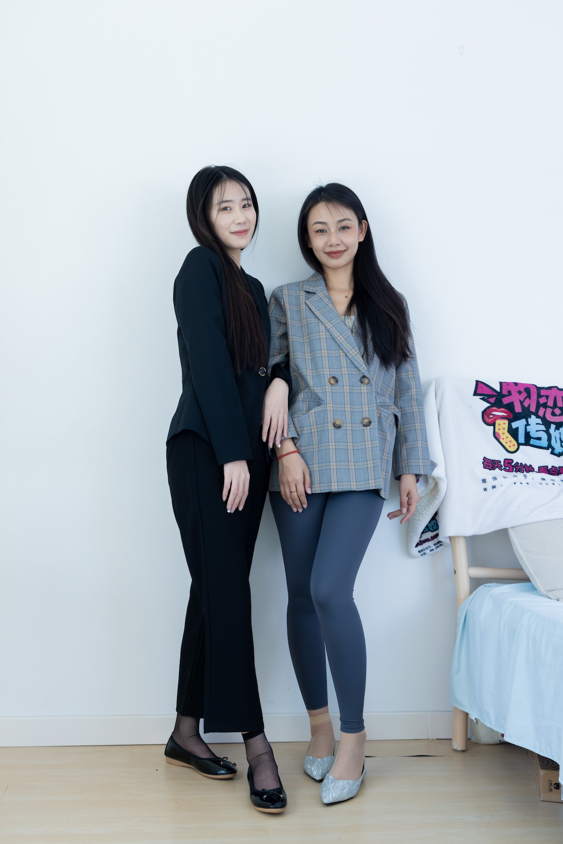 资讯|物恋传媒 – NO.2338期 《菜菜岚岚》 两双平底鞋,短黑丝,短肉丝,互相用脚给对方的脚涂婴儿油剧情