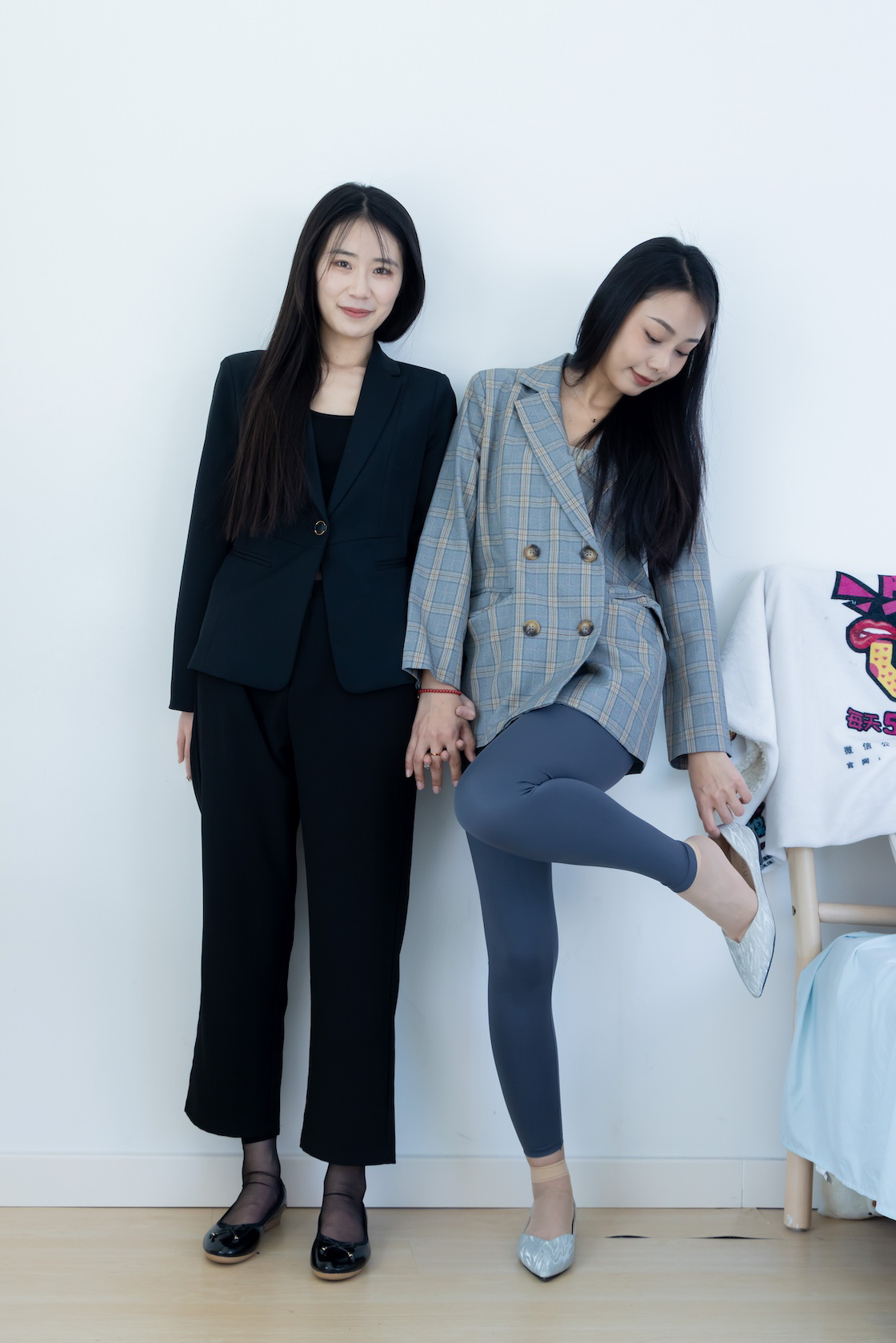 资讯|物恋传媒 – NO.2338期 《菜菜岚岚》 两双平底鞋,短黑丝,短肉丝,互相用脚给对方的脚涂婴儿油剧情