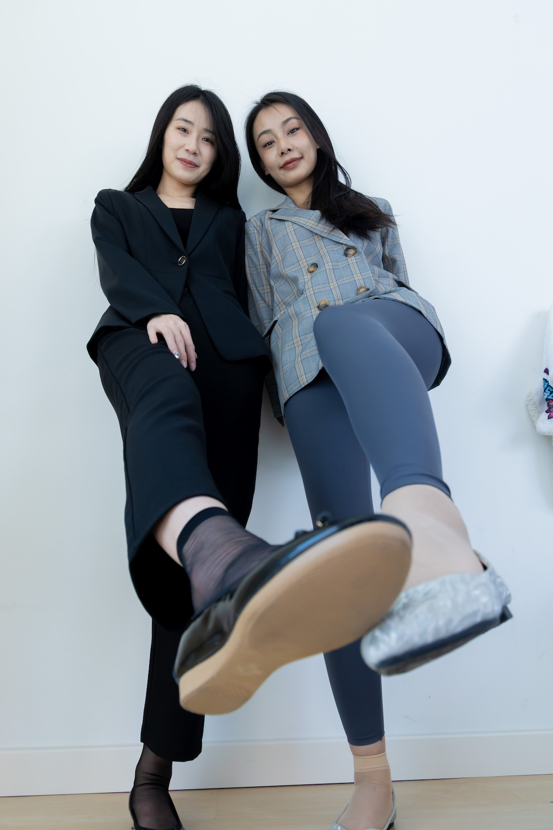 资讯|物恋传媒 – NO.2338期 《菜菜岚岚》 两双平底鞋,短黑丝,短肉丝,互相用脚给对方的脚涂婴儿油剧情