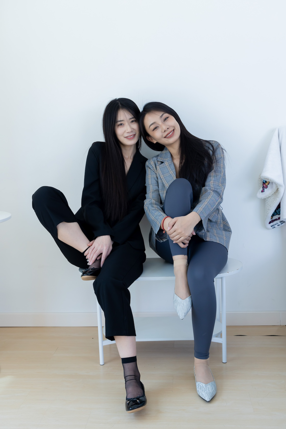 资讯|物恋传媒 – NO.2338期 《菜菜岚岚》 两双平底鞋,短黑丝,短肉丝,互相用脚给对方的脚涂婴儿油剧情