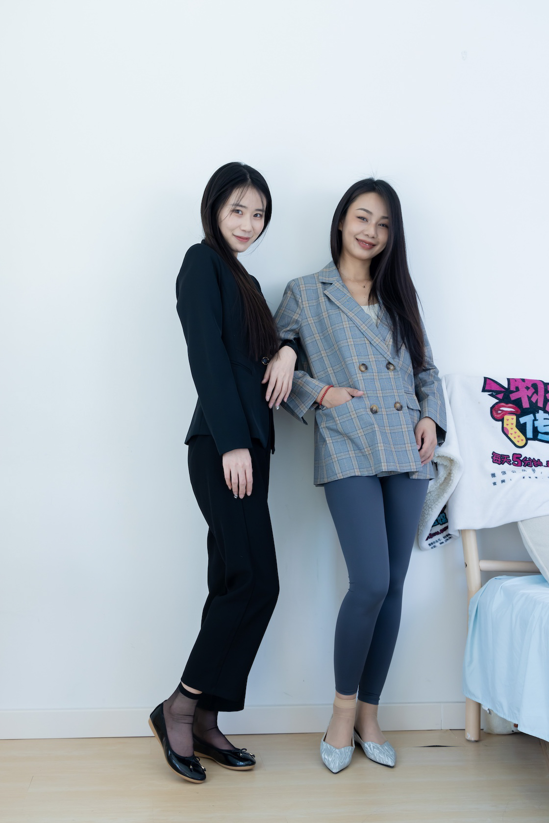 资讯|物恋传媒 – NO.2338期 《菜菜岚岚》 两双平底鞋,短黑丝,短肉丝,互相用脚给对方的脚涂婴儿油剧情