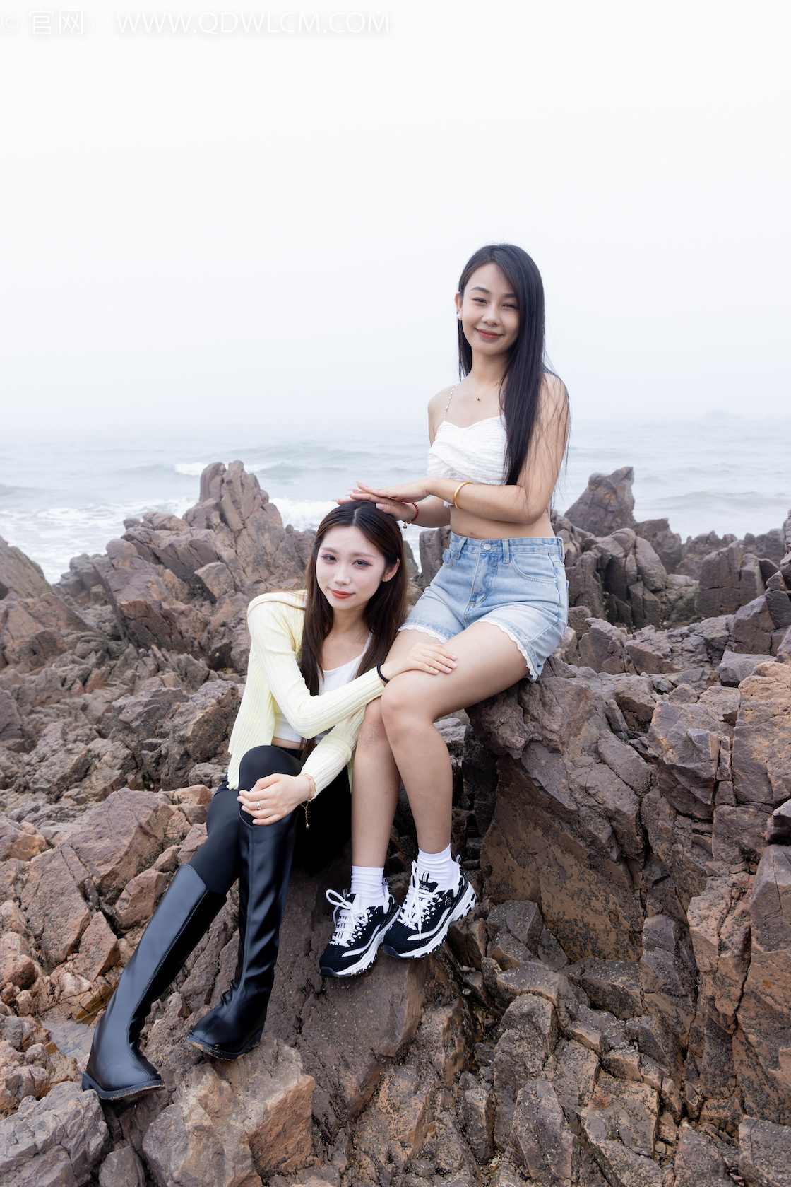 资讯|物恋传媒 – NO.2405期 《岚岚泡泡》 长靴,运动鞋,白棉袜,穿鞋下海摸鱼玩水及白袜沙滩走路剧情