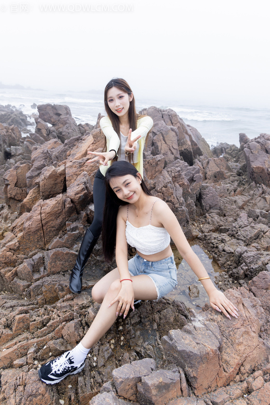 资讯|物恋传媒 – NO.2405期 《岚岚泡泡》 长靴,运动鞋,白棉袜,穿鞋下海摸鱼玩水及白袜沙滩走路剧情