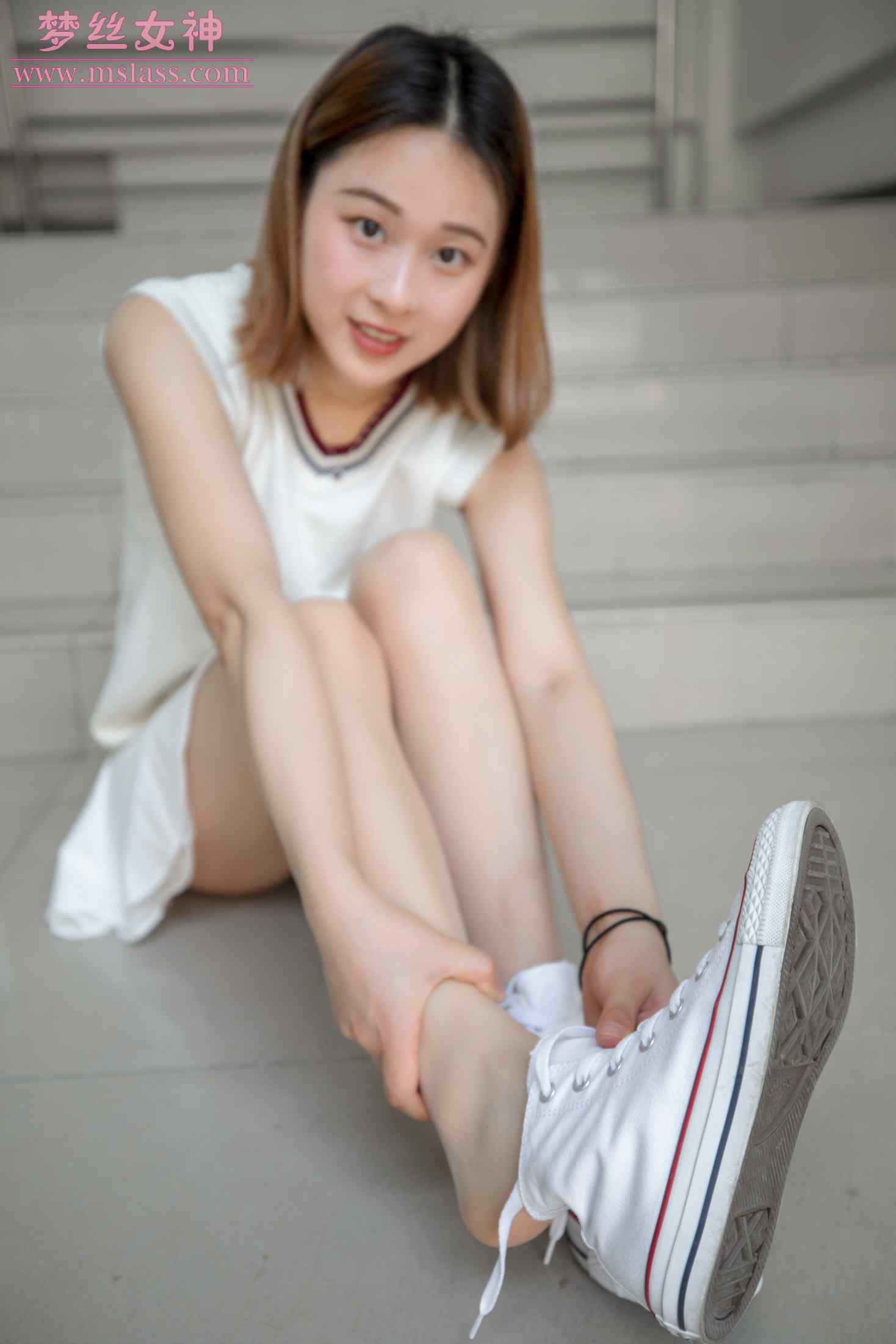 【网盘】雯雯《学楼丝袜美腿》