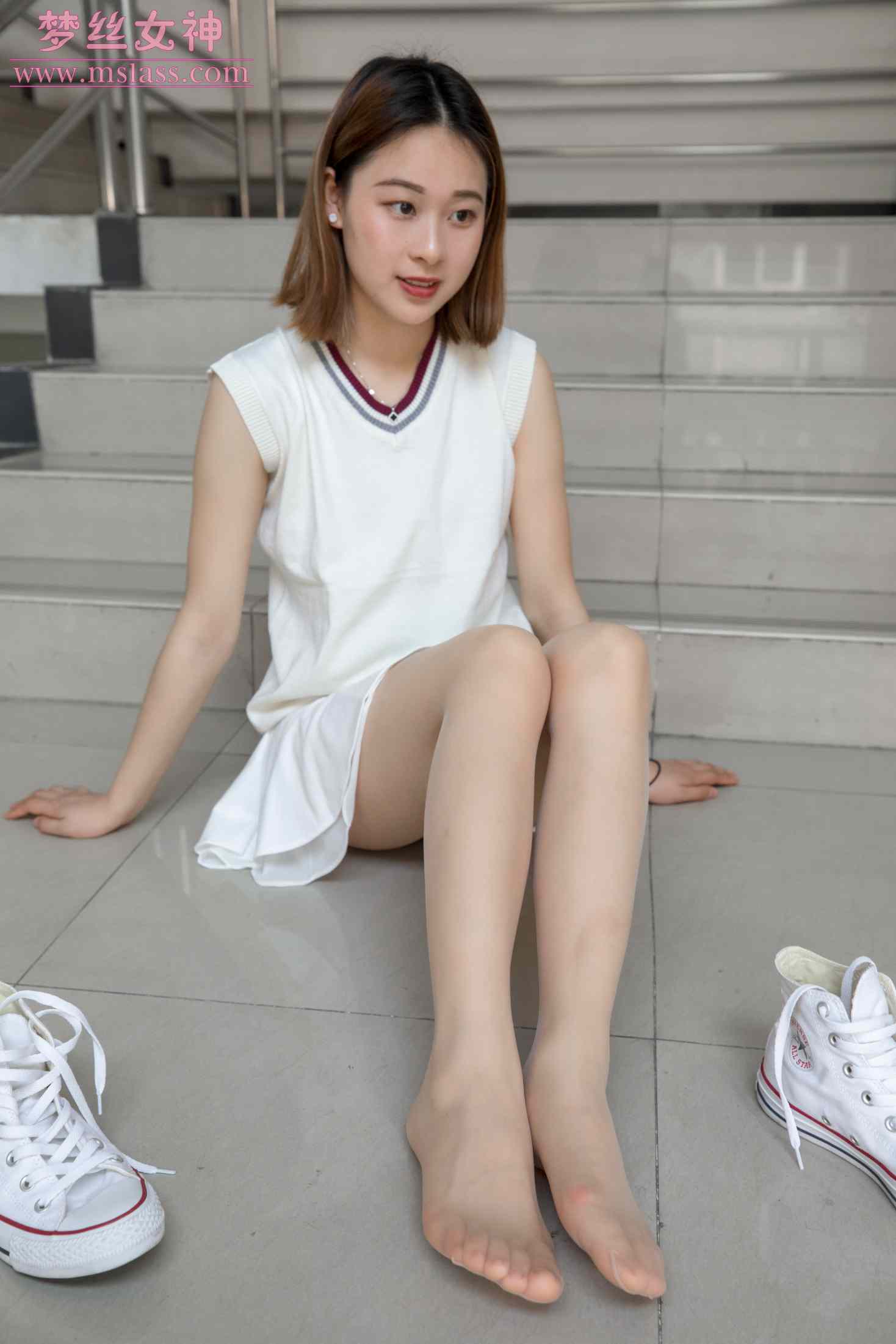 【网盘】雯雯《学楼丝袜美腿》