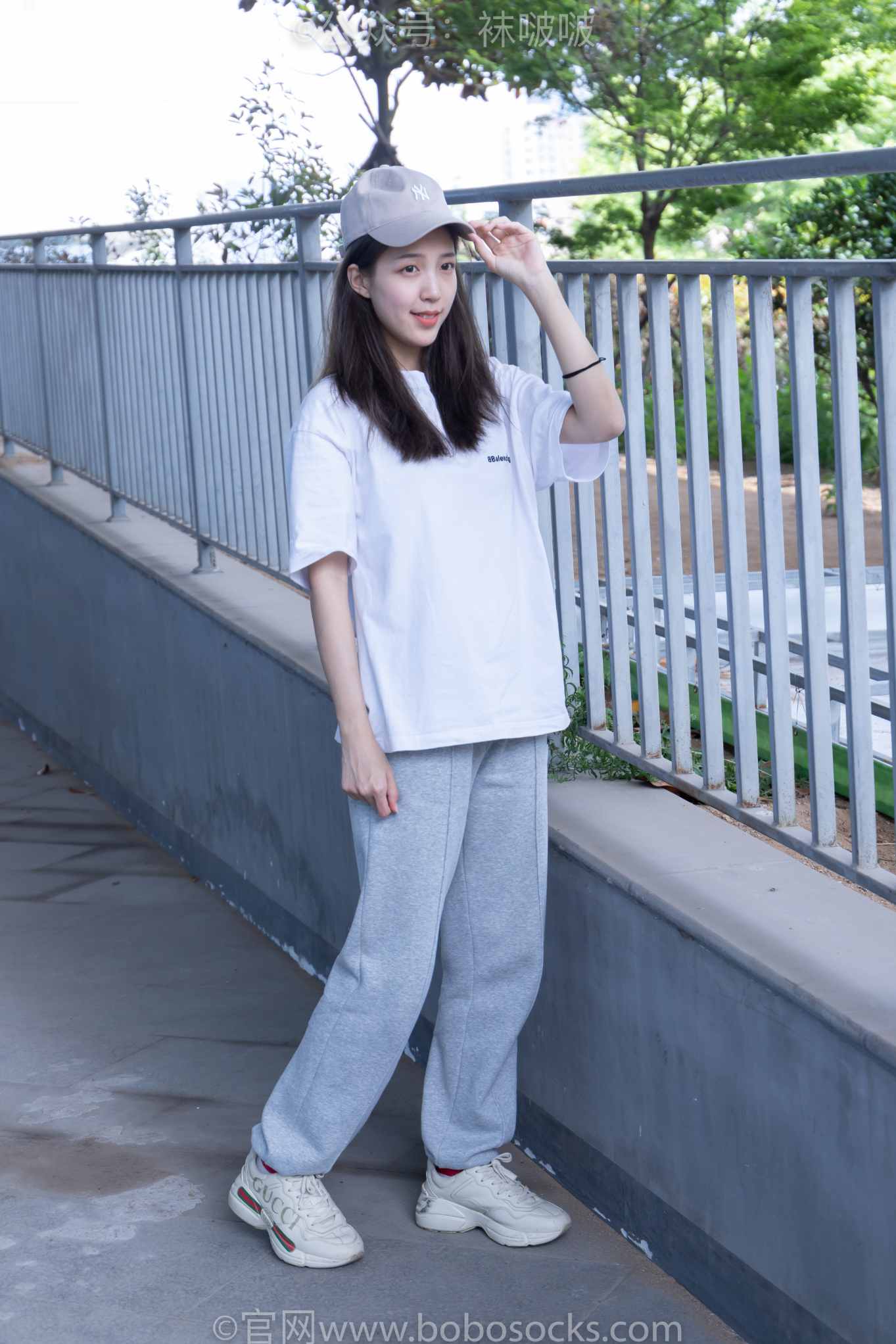 【网盘】[袜啵啵]NO.012泡芙-运动鞋、白棉袜、裸足