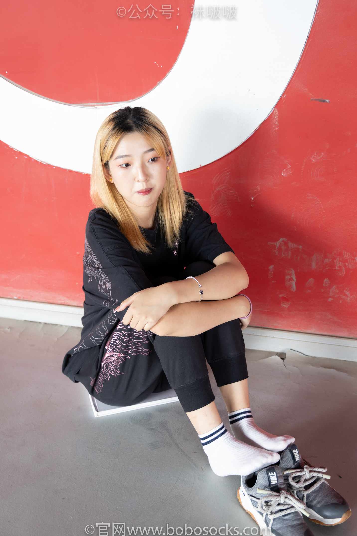 【网盘】[袜啵啵]NO.018木木-运动鞋、白棉袜、裸足