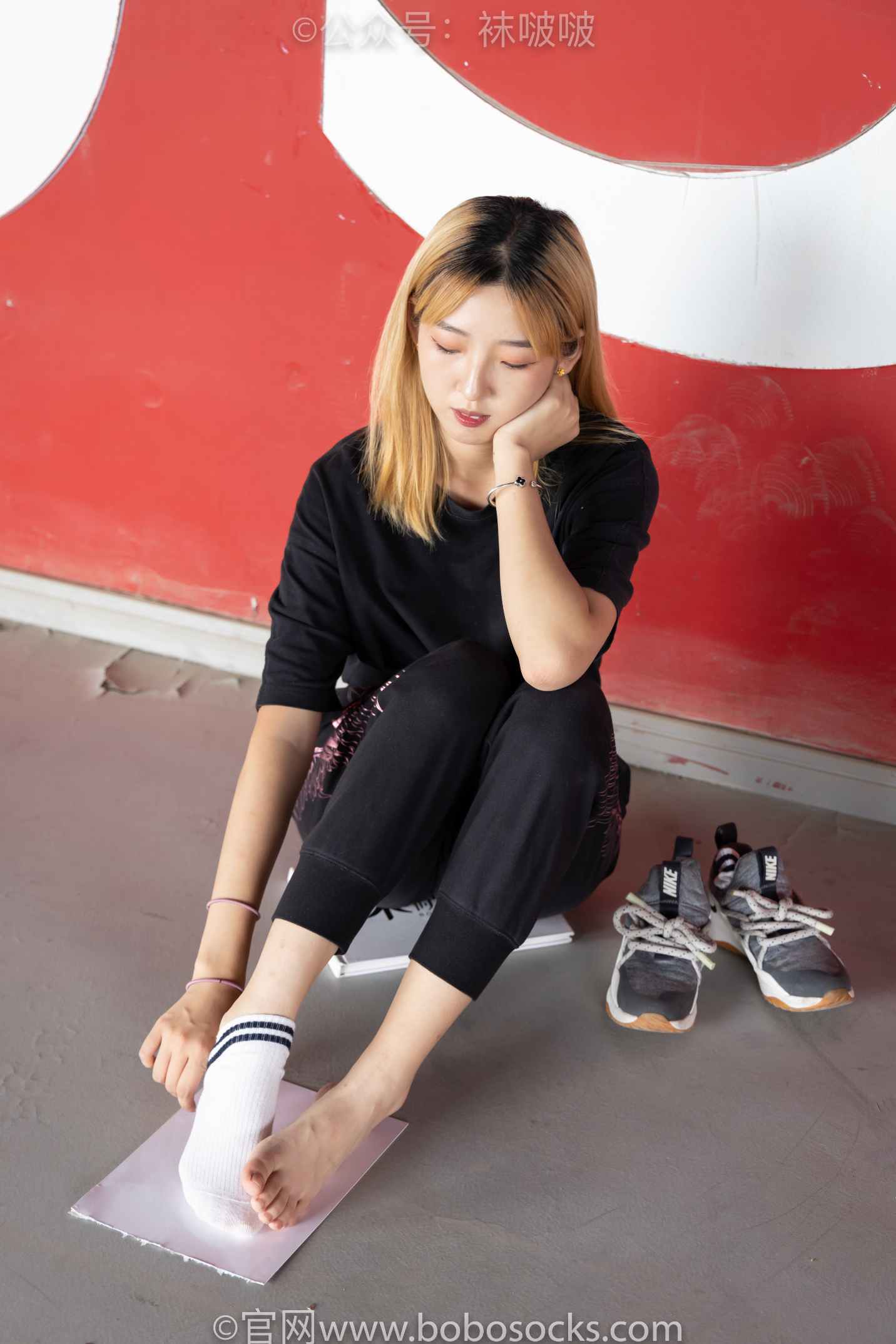 【网盘】[袜啵啵]NO.018木木-运动鞋、白棉袜、裸足