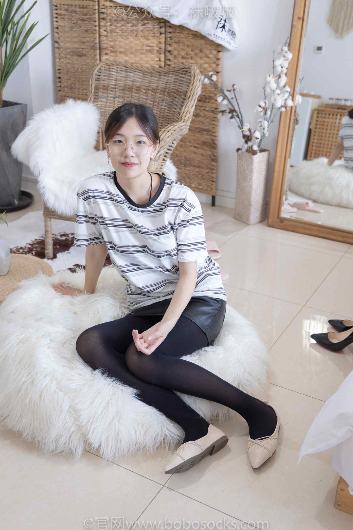 【网盘】[袜啵啵]NO.029小甜豆-平底鞋、厚黑丝、厚肉丝、踩饼干剧情