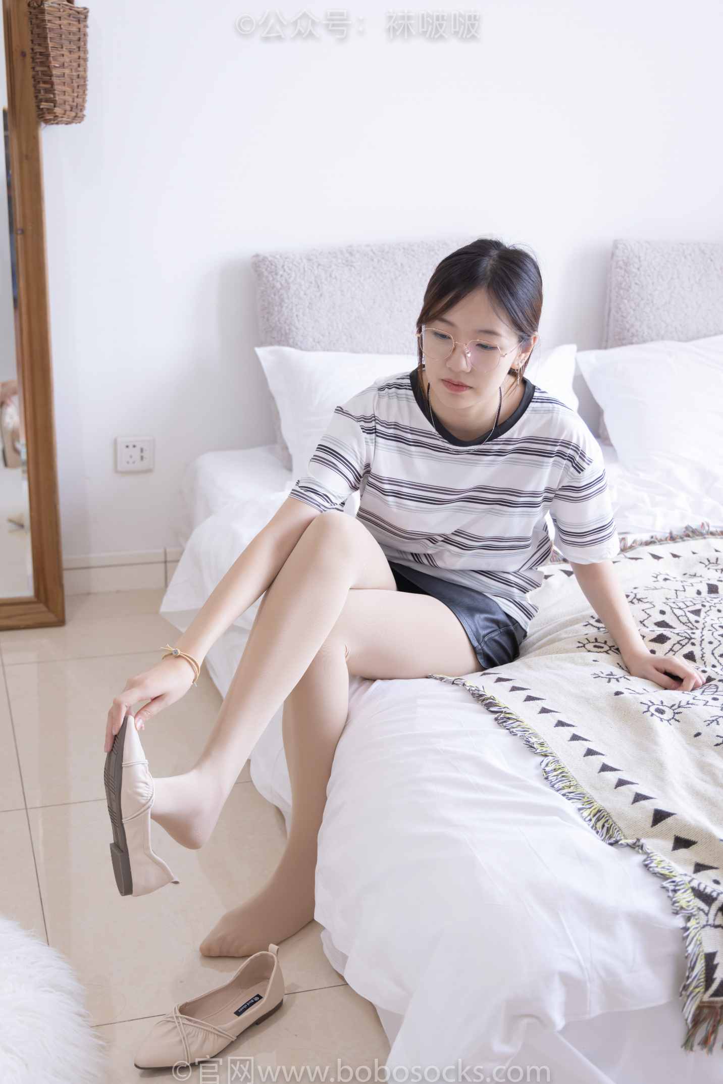 【网盘】[袜啵啵]NO.029小甜豆-平底鞋、厚黑丝、厚肉丝、踩饼干剧情