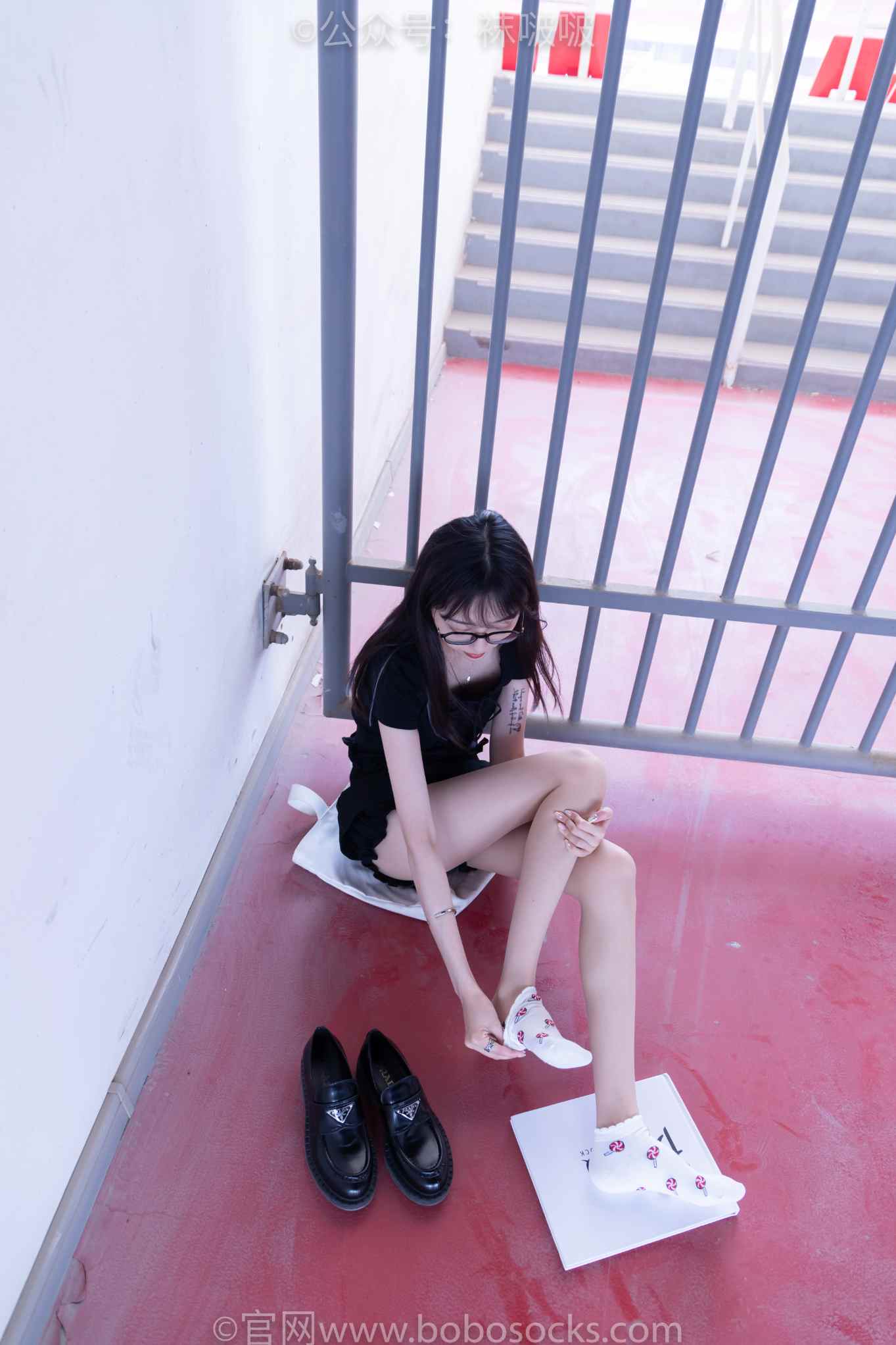 【网盘】[袜啵啵]NO.030稚予- 皮鞋、短白棉袜、肉丝