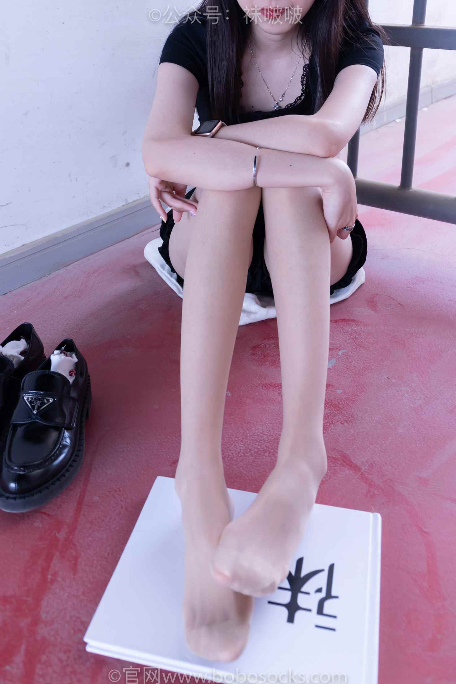 【网盘】[袜啵啵]NO.030稚予- 皮鞋、短白棉袜、肉丝