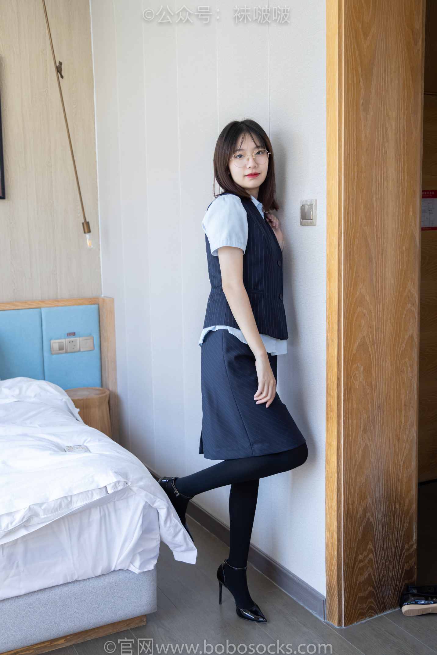 【网盘】[袜啵啵]NO.038小甜豆-建行行服、高跟鞋、厚黑丝