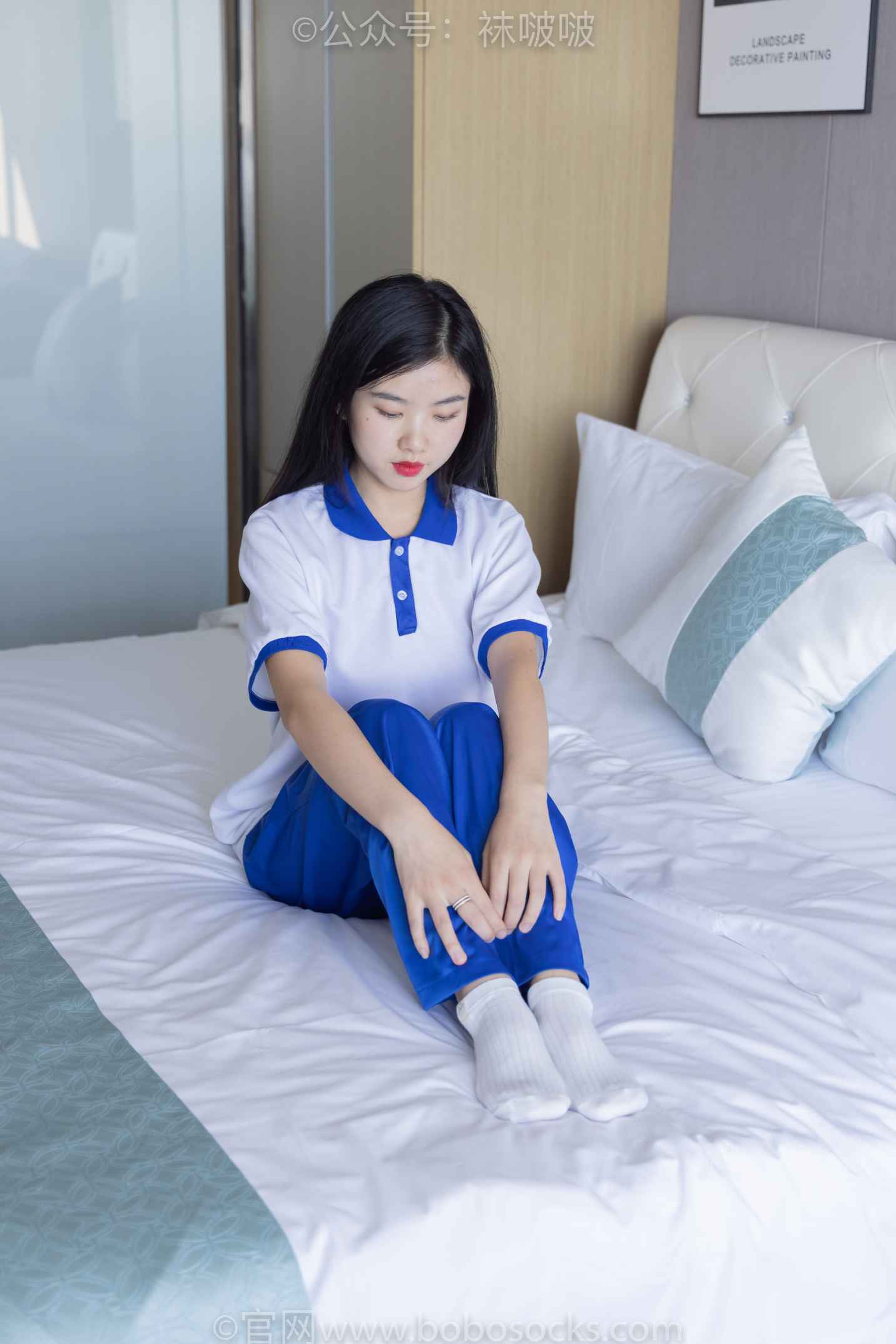 【网盘】[袜啵啵]NO.039小奶熊-校服、vans帆布鞋、短白棉袜、裸足