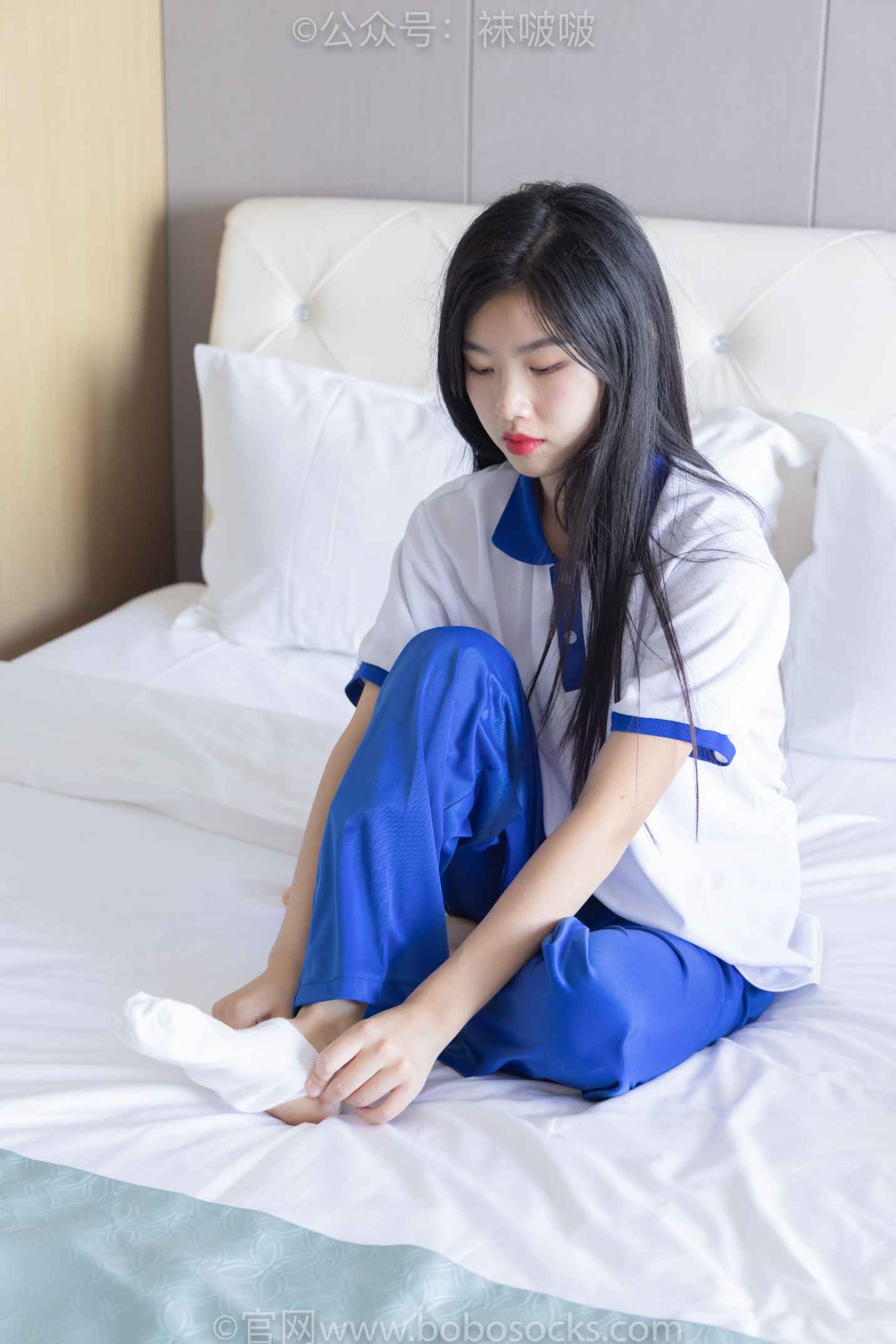 【网盘】[袜啵啵]NO.039小奶熊-校服、vans帆布鞋、短白棉袜、裸足