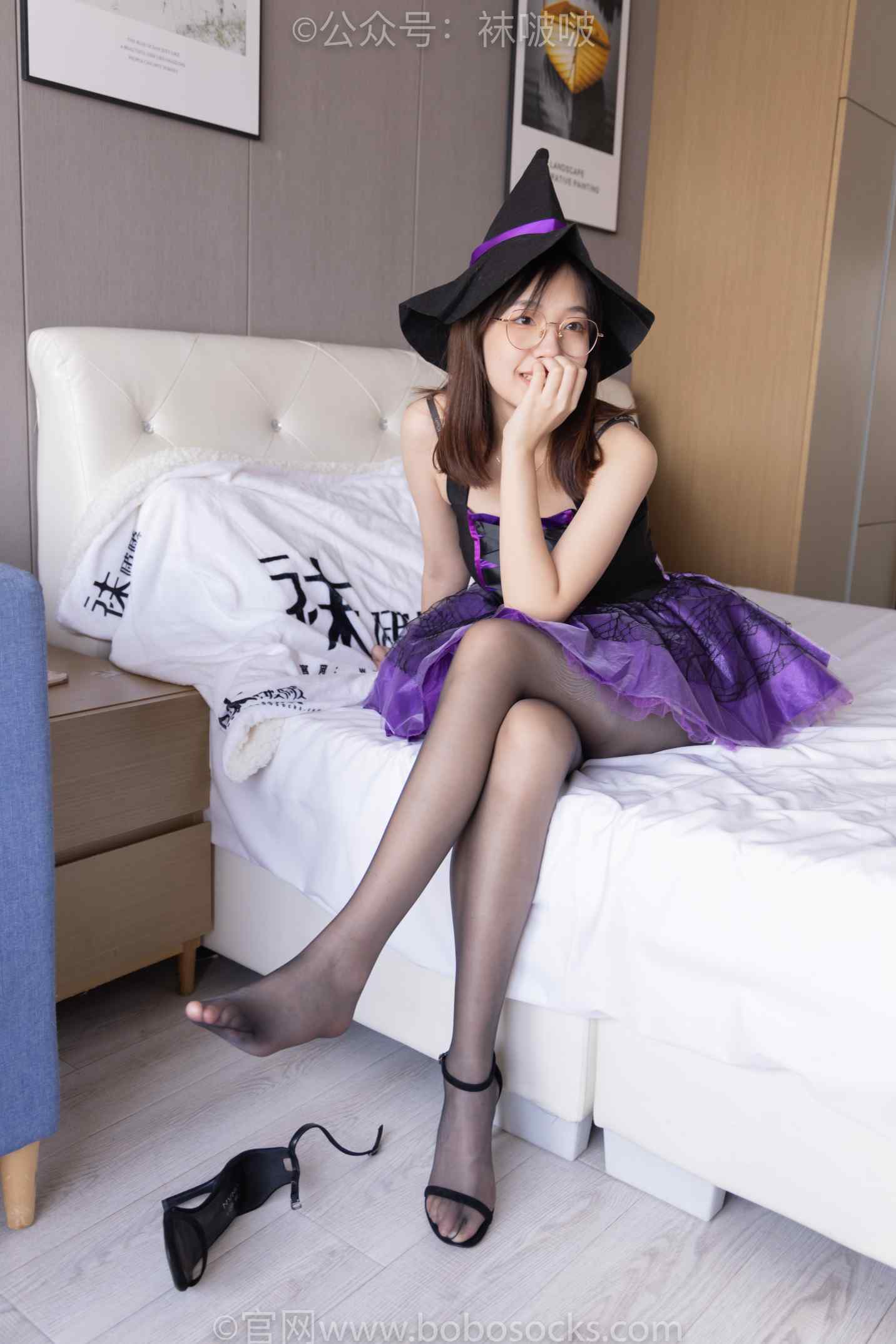 【网盘】[袜啵啵]NO.045小甜豆-小魔女装、高跟凉鞋、油亮黑丝