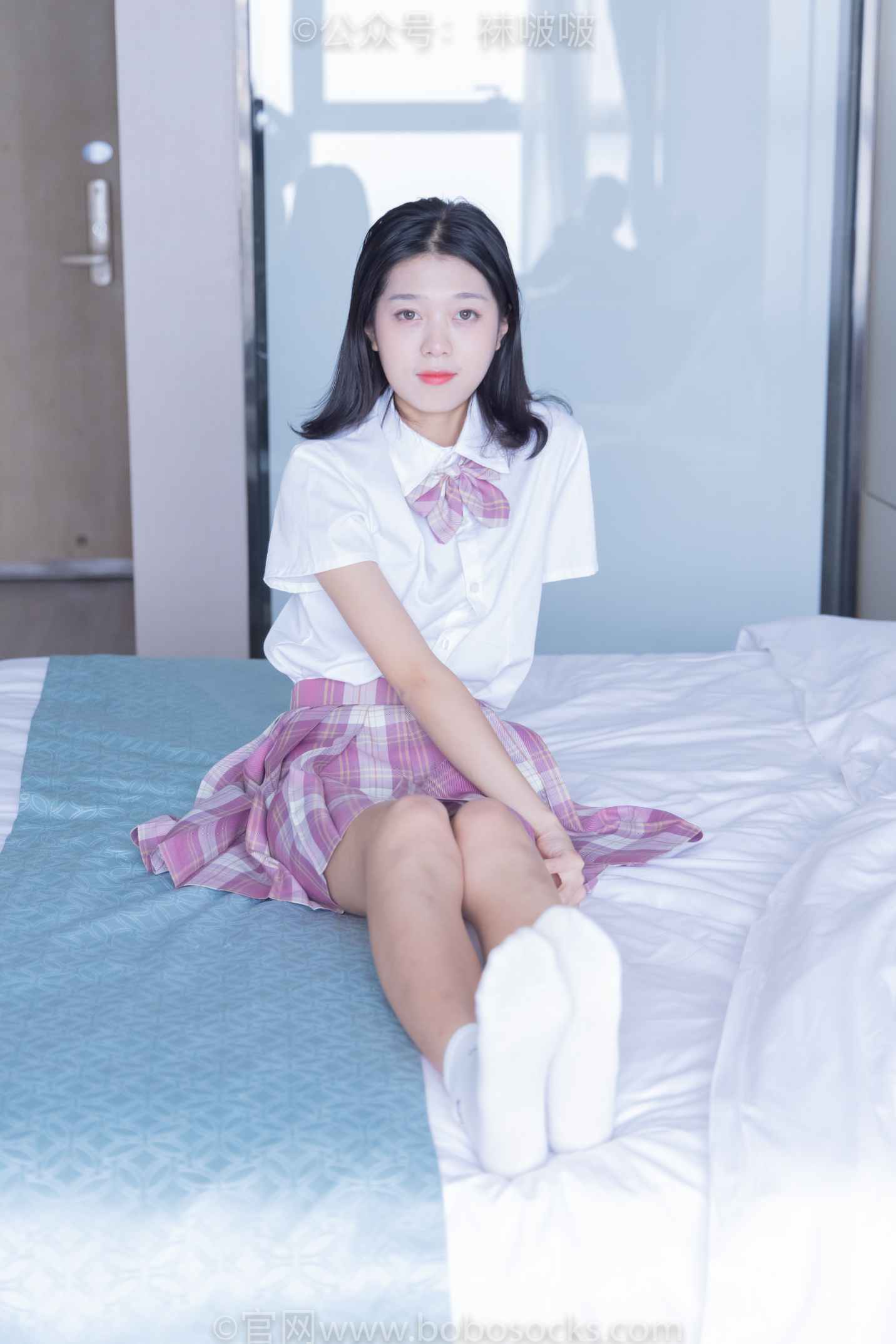 【网盘】[袜啵啵]NO.052瑶瑶-JK制服、帆布鞋、白棉袜、裸足