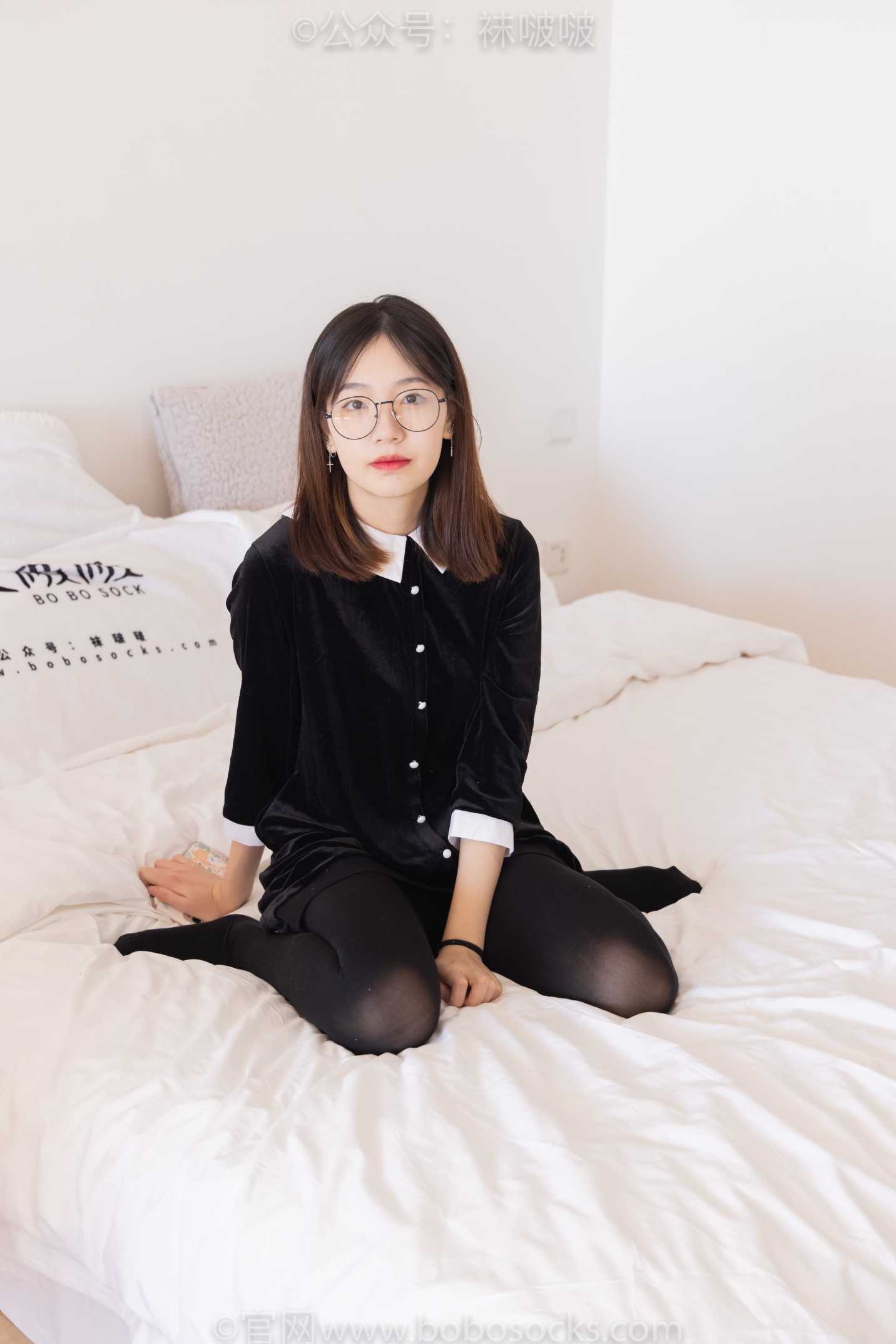 【网盘】[袜啵啵]NO.053小甜豆-皮鞋、厚黑丝、黑色蕾丝船袜
