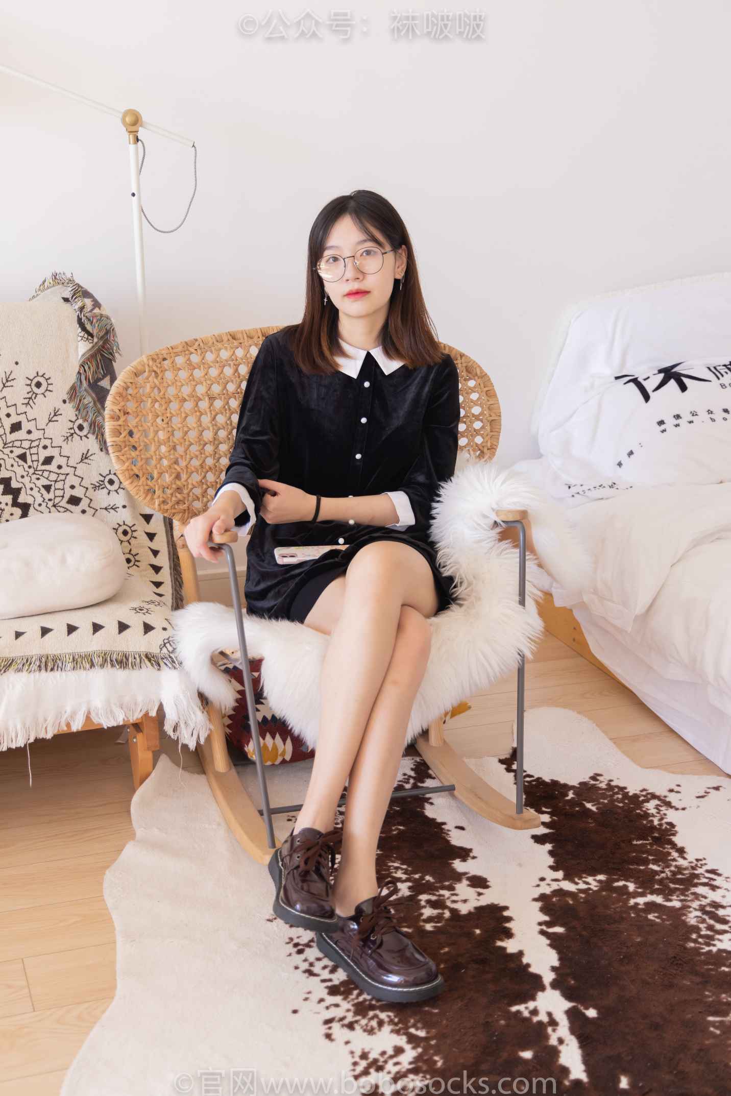 【网盘】[袜啵啵]NO.053小甜豆-皮鞋、厚黑丝、黑色蕾丝船袜