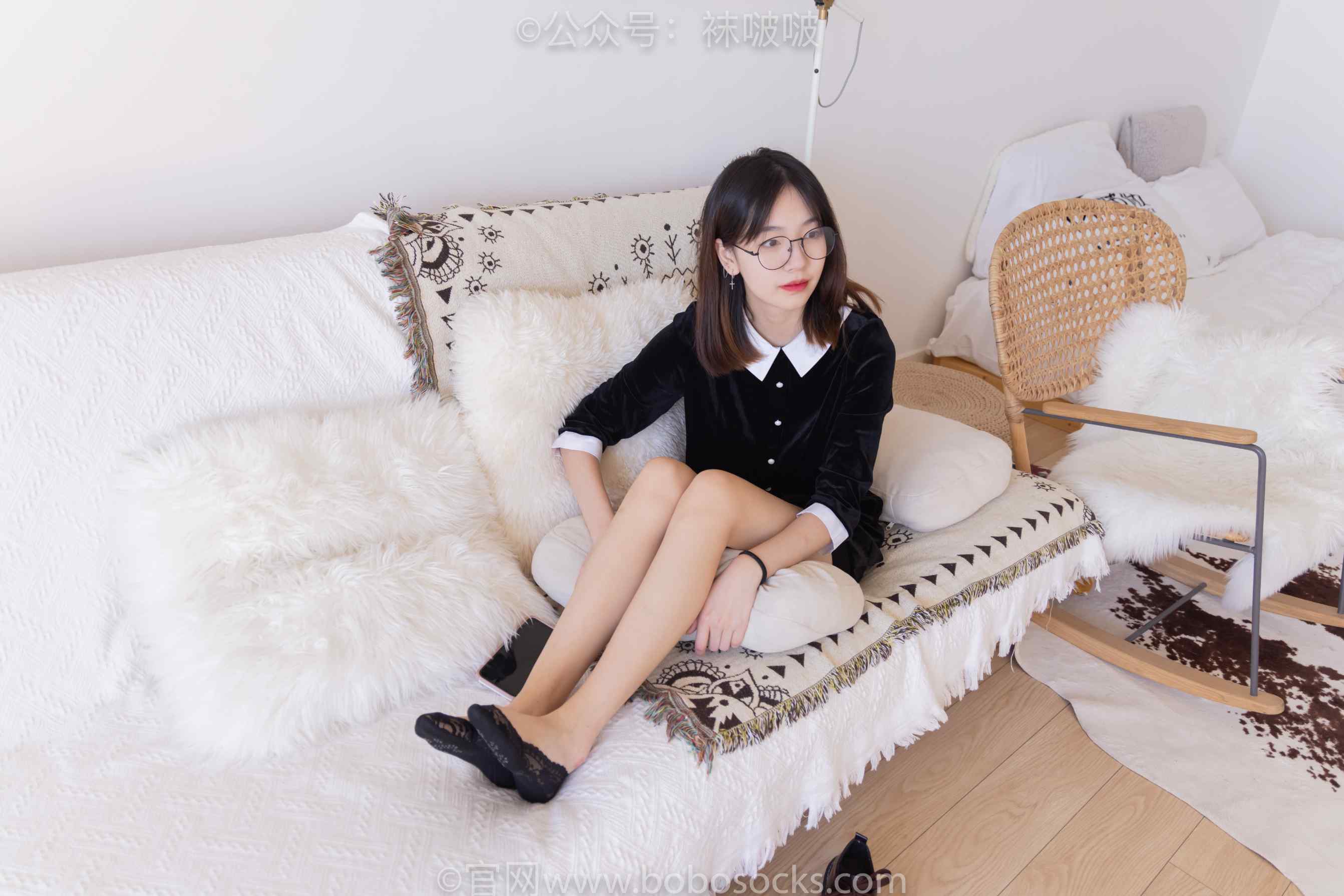 【网盘】[袜啵啵]NO.053小甜豆-皮鞋、厚黑丝、黑色蕾丝船袜