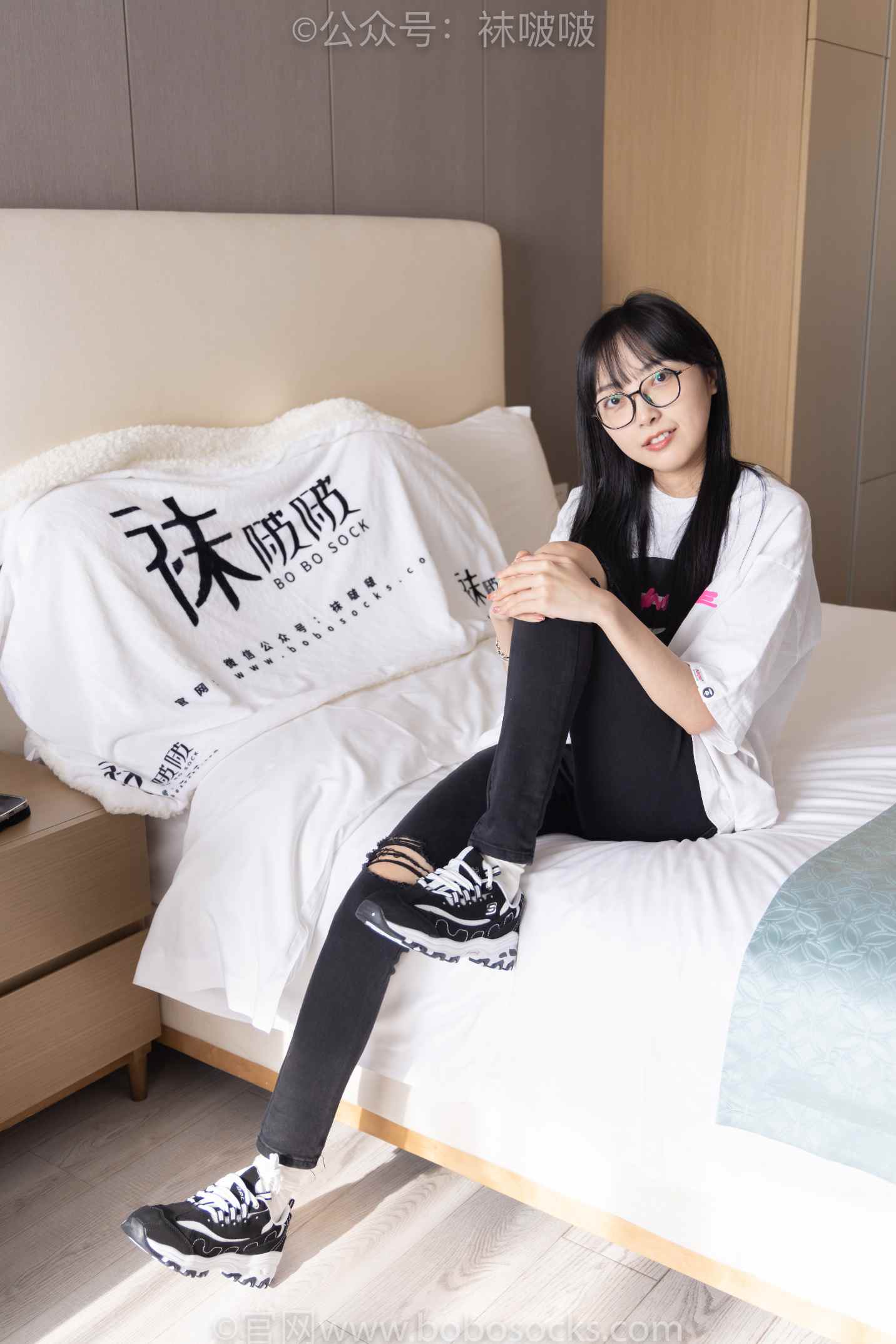 【网盘】[袜啵啵]NO.055稚予-斯凯奇运动鞋、白棉袜、黑棉袜