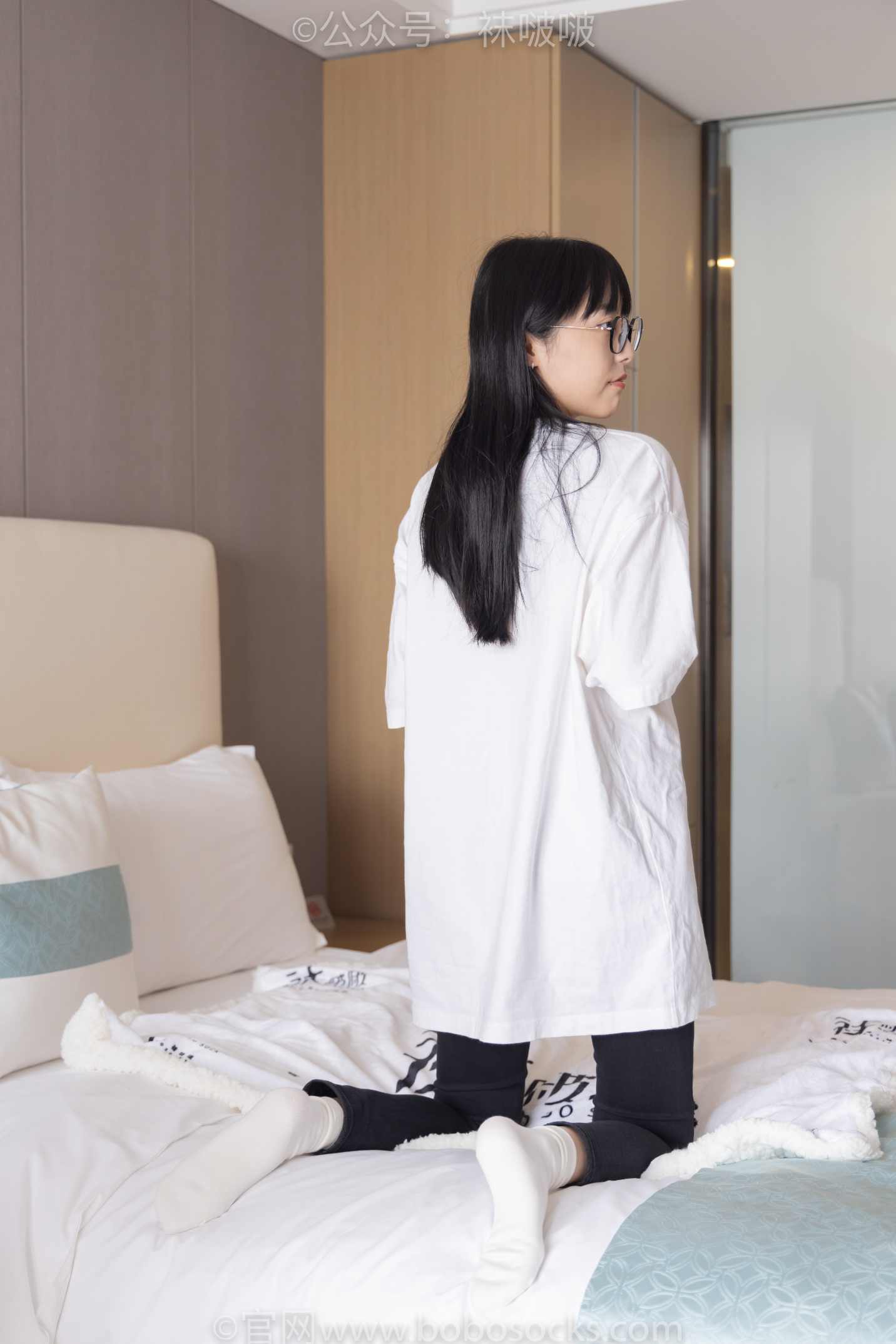 【网盘】[袜啵啵]NO.055稚予-斯凯奇运动鞋、白棉袜、黑棉袜