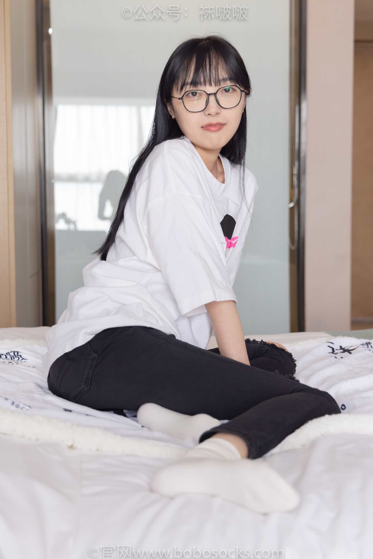 【网盘】[袜啵啵]NO.055稚予-斯凯奇运动鞋、白棉袜、黑棉袜