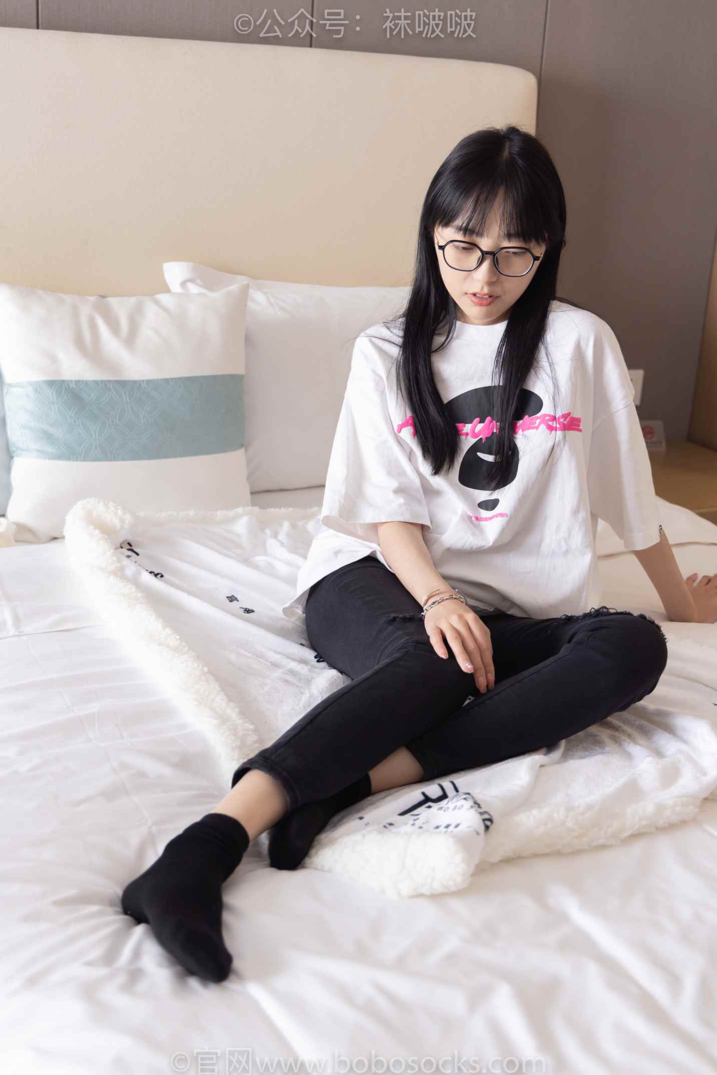 【网盘】[袜啵啵]NO.055稚予-斯凯奇运动鞋、白棉袜、黑棉袜