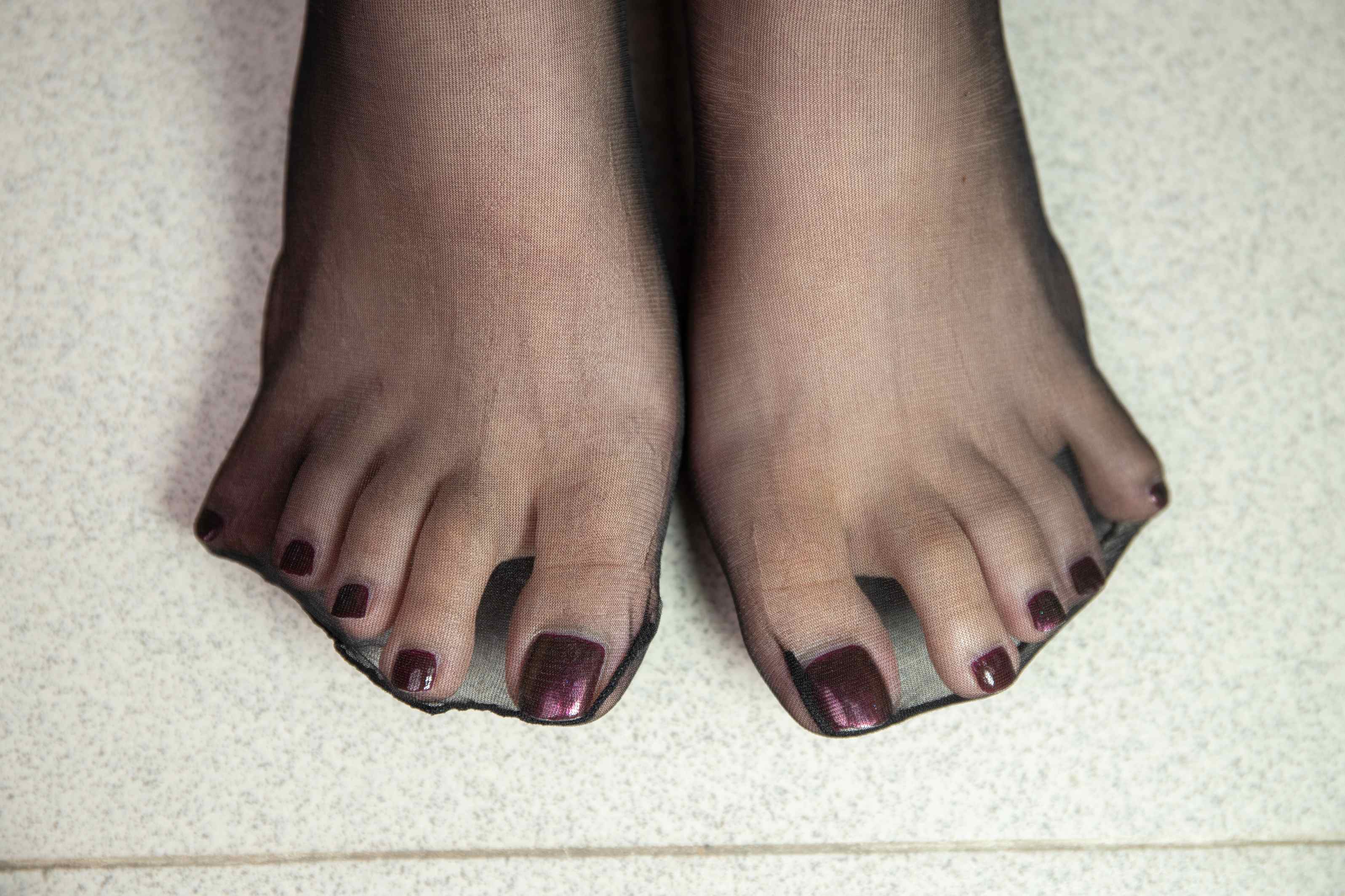 【网盘】[南国足艺]09-美女姗姗涂着红色脚甲油的美脚穿上黑丝，这样的黑丝美脚谁不爱！