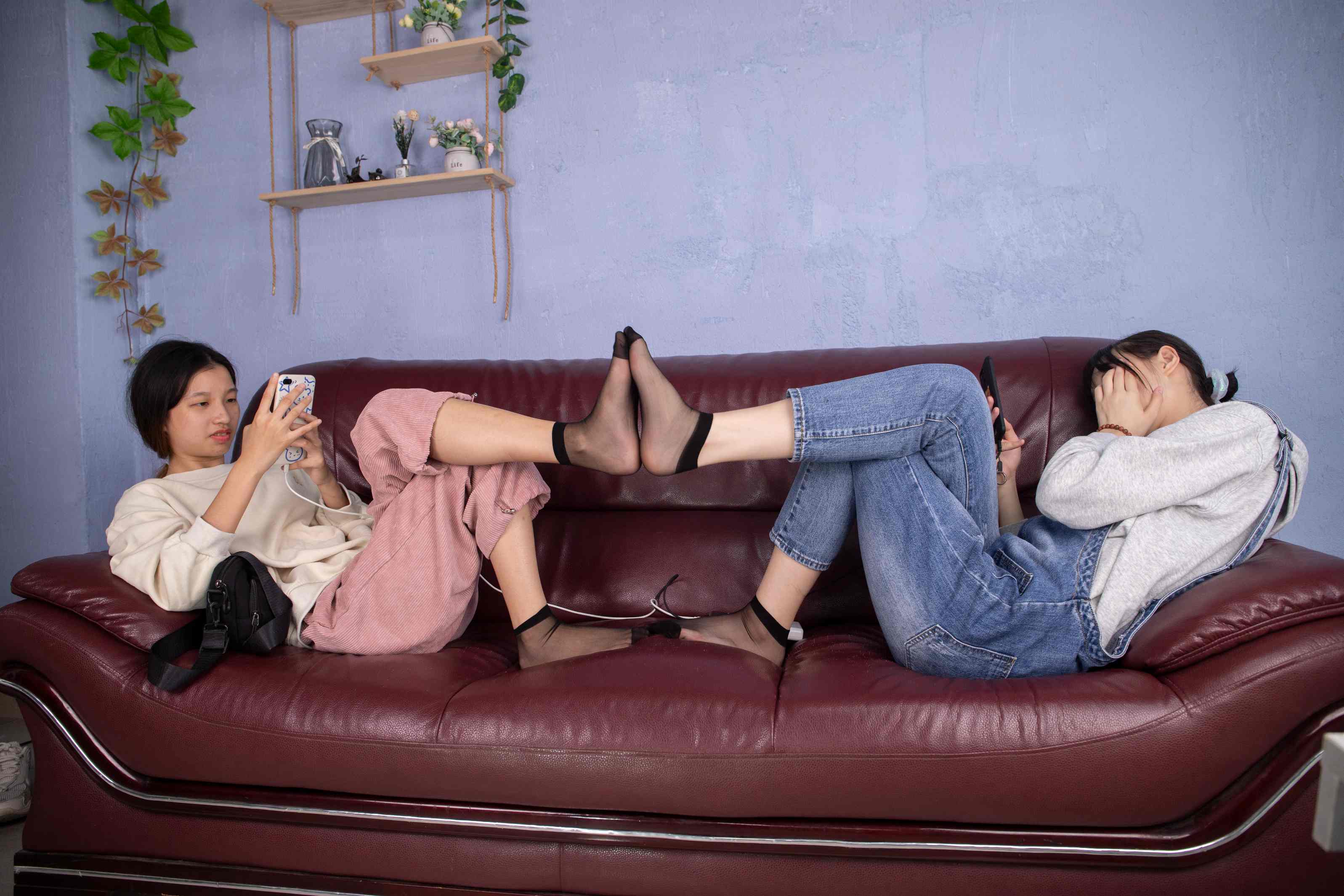 【网盘】[南国足艺]16-小韵和晓晓秀黑丝美脚，大脚踩小脚，脚对脚展示