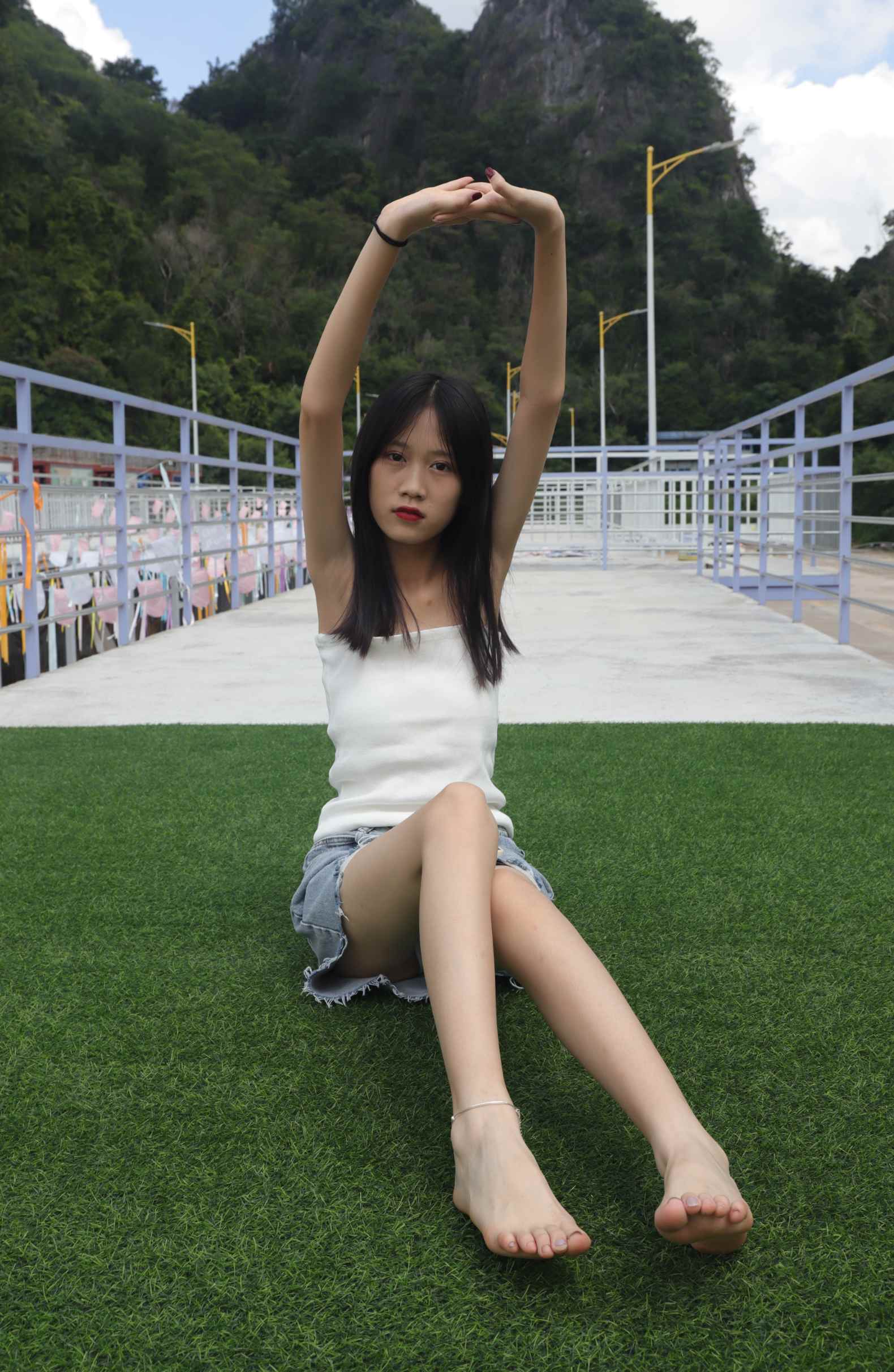 【网盘】[Pary学生模拍]005 使出混身解数终于哄得表妹拍了套吊带美脚图