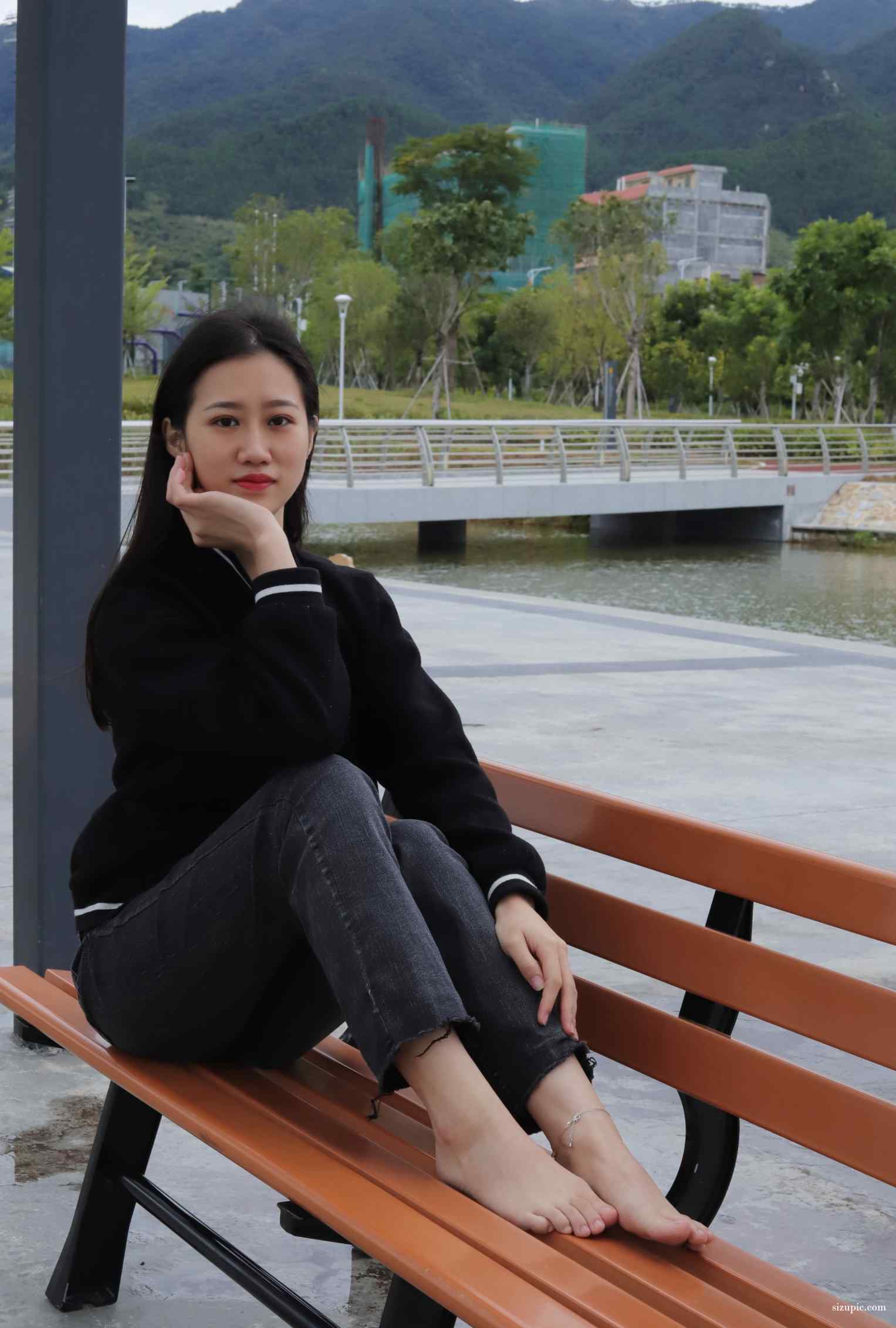 【网盘】[Pary学生模拍]011 极品女神小芳首发长椅大方展示极品美脚