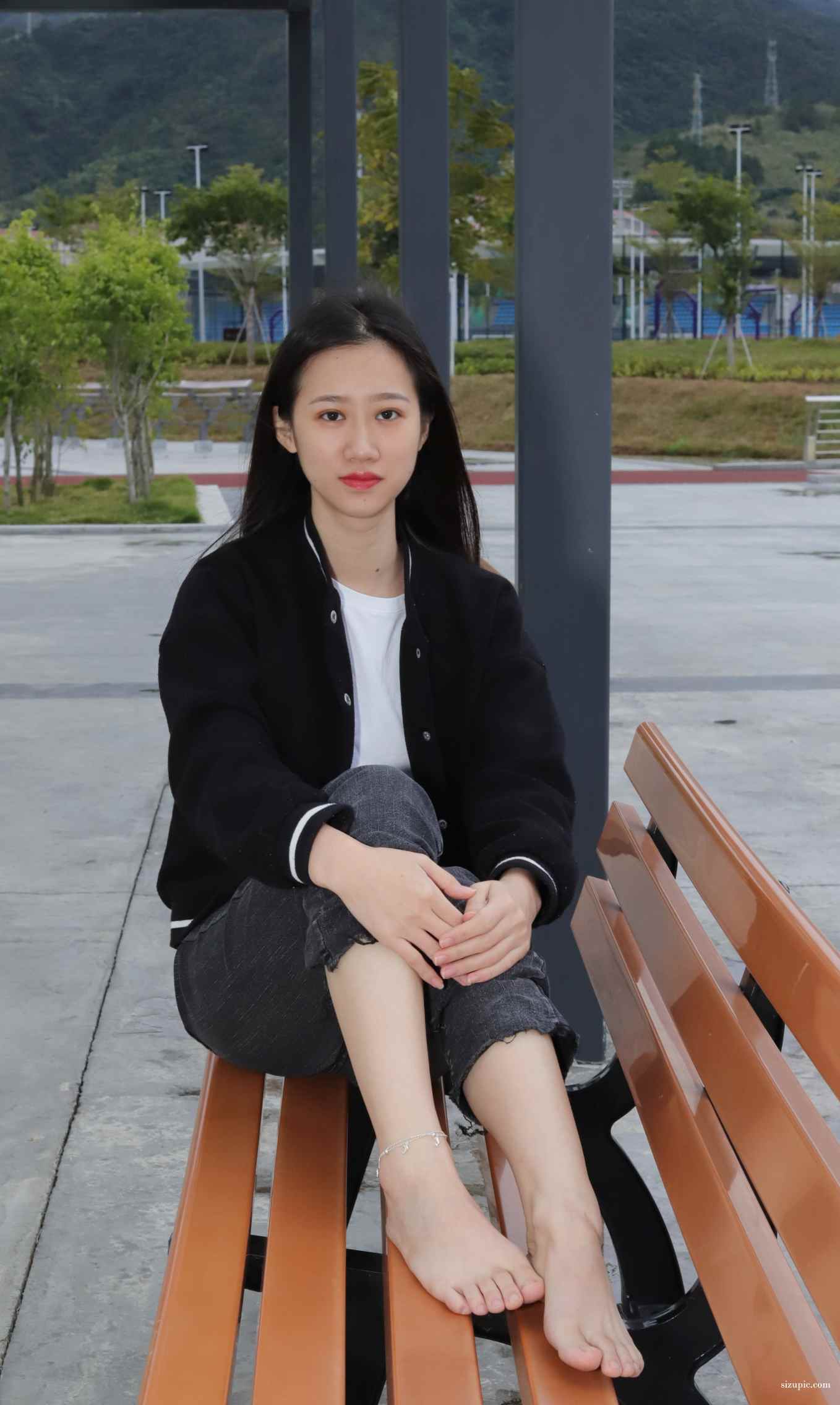 【网盘】[Pary学生模拍]011 极品女神小芳首发长椅大方展示极品美脚