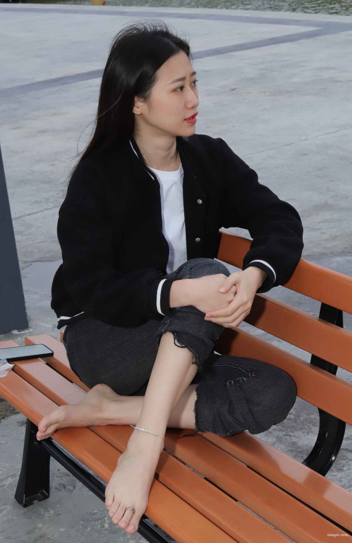 【网盘】[Pary学生模拍]011 极品女神小芳首发长椅大方展示极品美脚