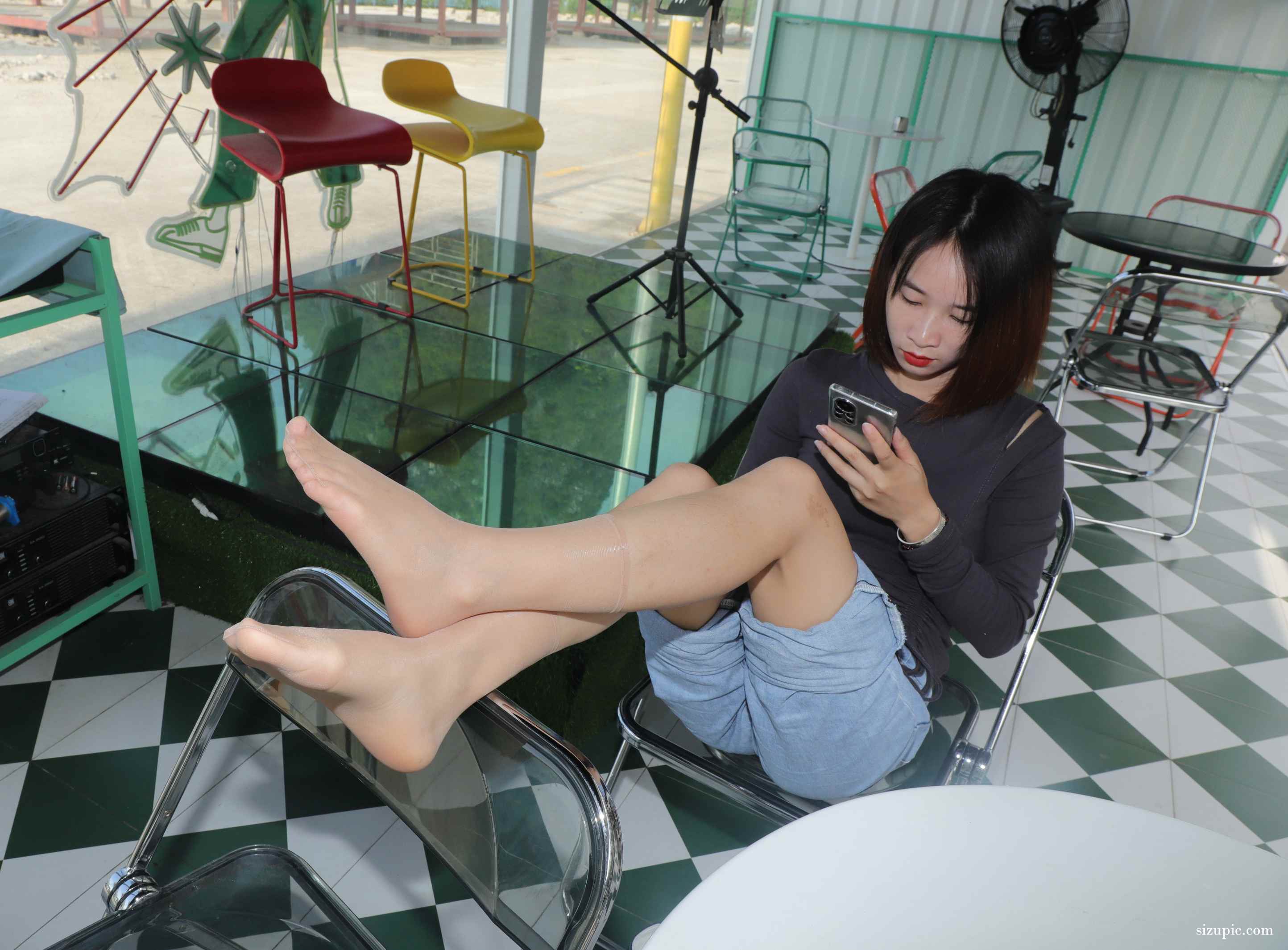 【网盘】[Pary学生模拍]013 小燕脱下高跟鞋露出原味丝袜美脚