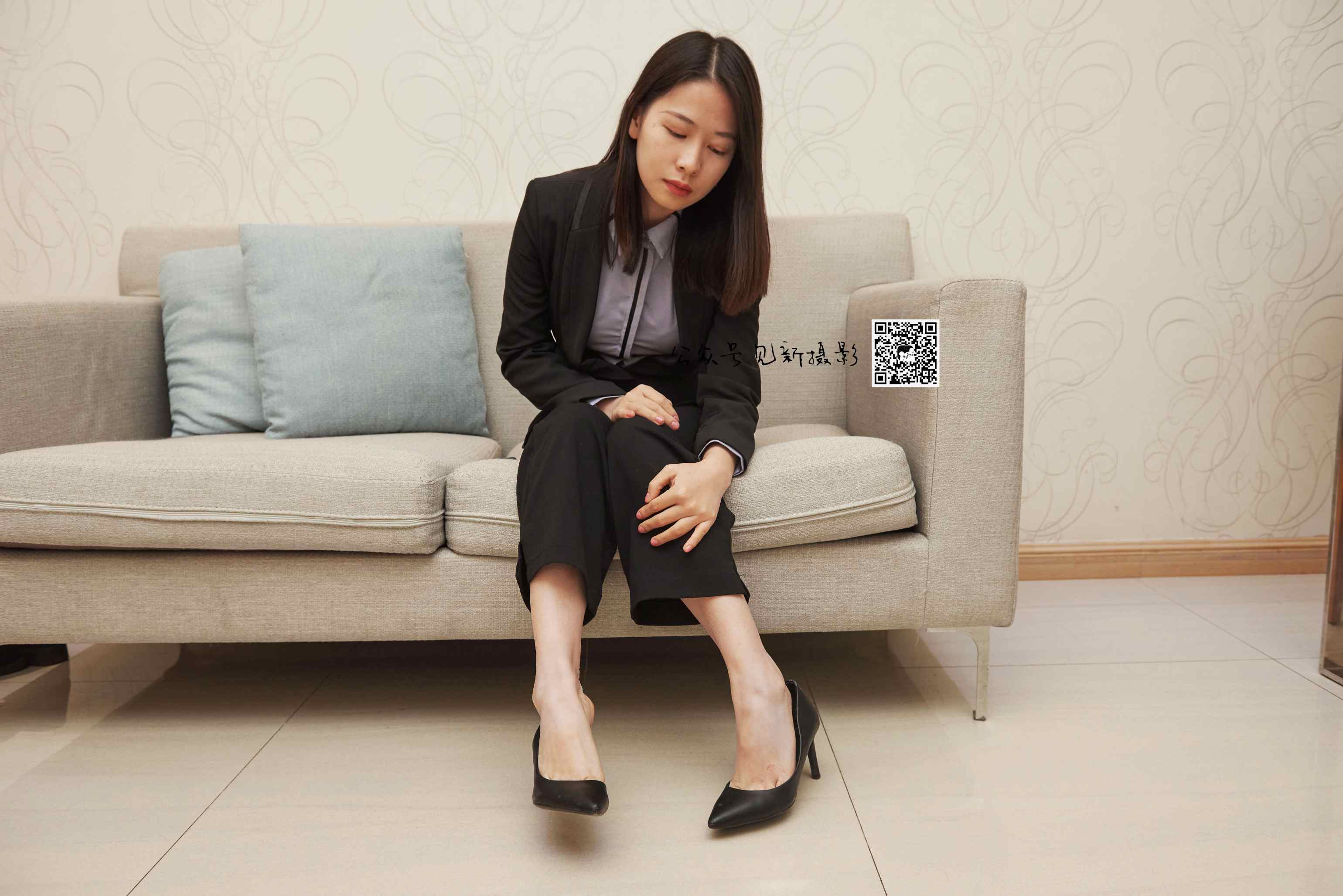 【网盘】[见新摄影]NO.020-小江-白领制服裸足高跟