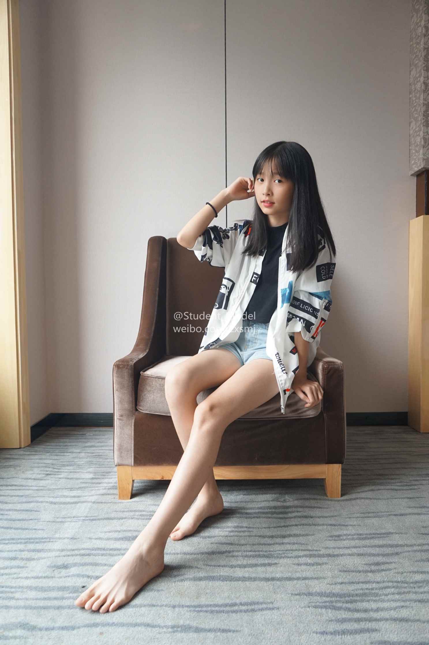 【网盘】[Student_Model] 编号29-小龙猫 精致的白嫩脚丫与性感黑船袜