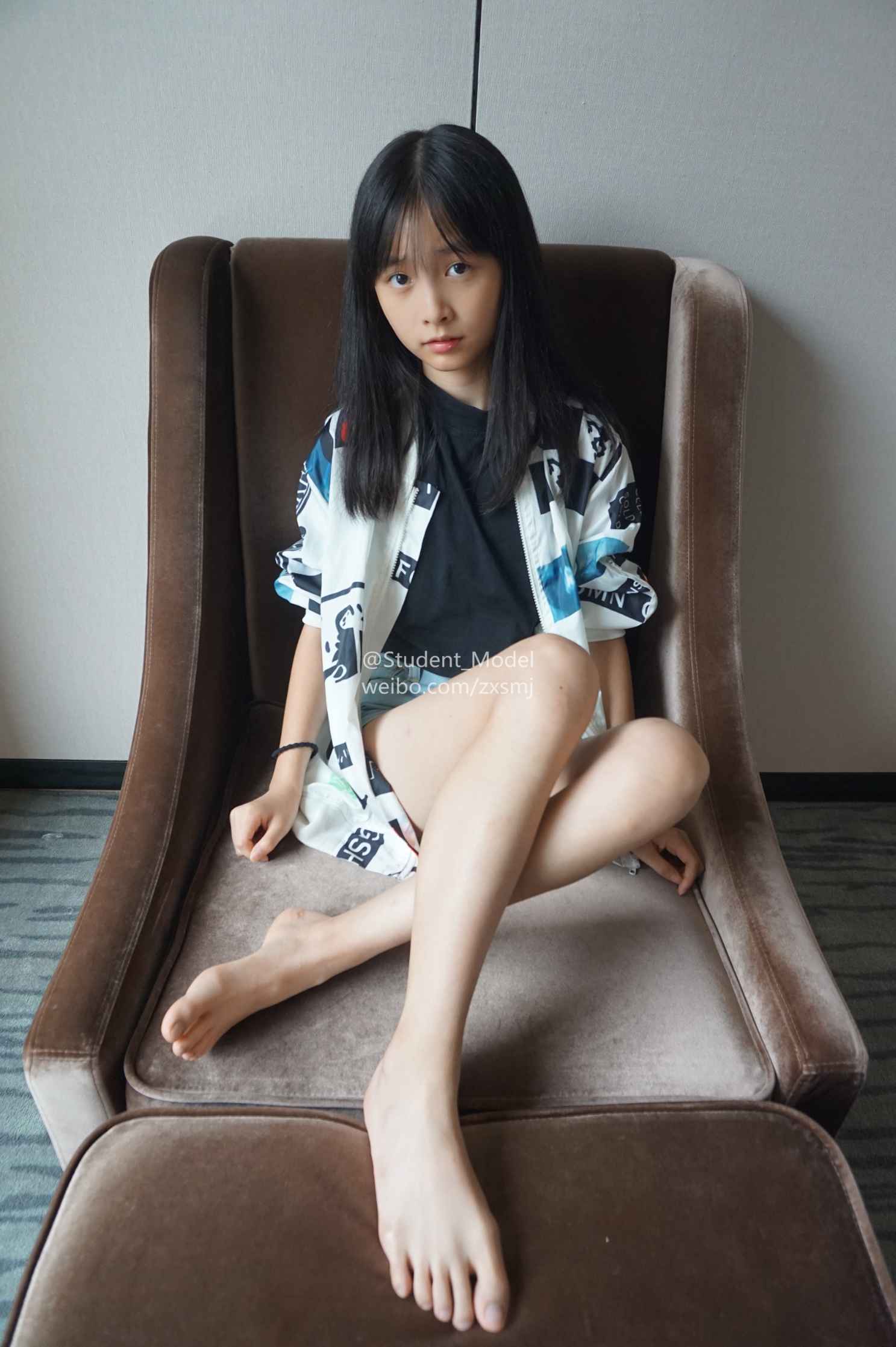 【网盘】[Student_Model] 编号29-小龙猫 精致的白嫩脚丫与性感黑船袜